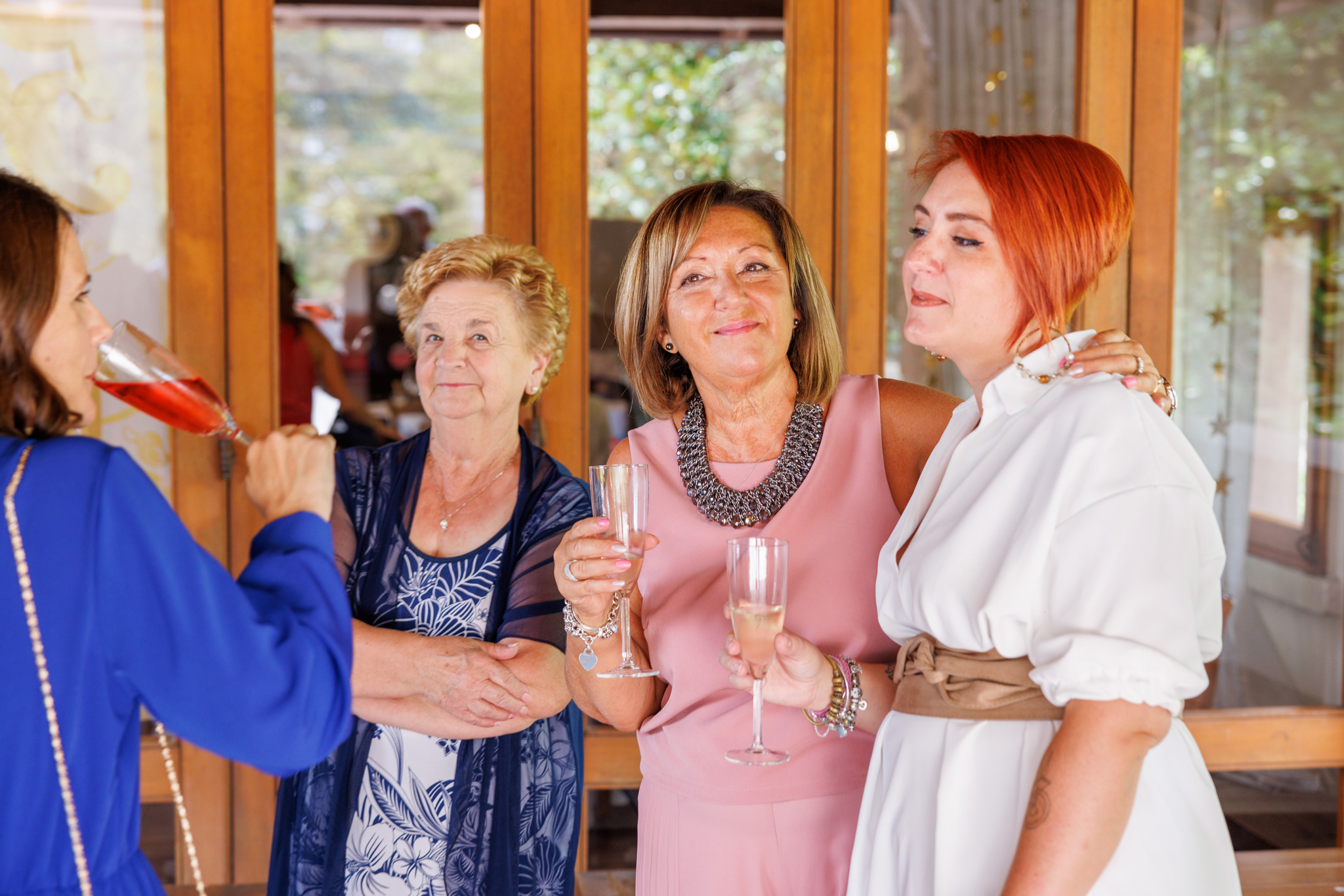 Donne che bevono e ridono