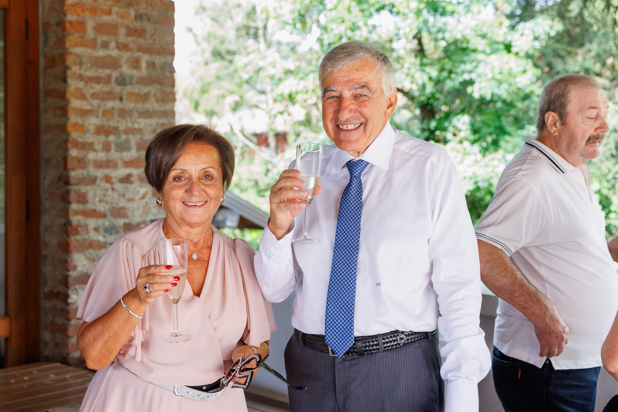 Marito e moglie che bevono al loro anniversario