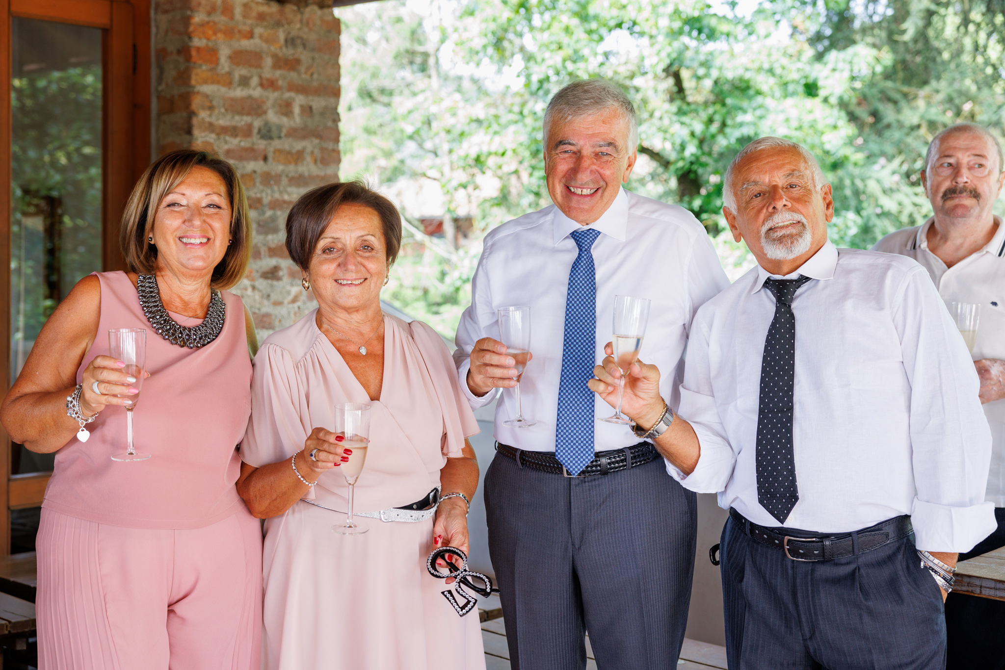 Marito e moglie che bevono al loro anniversario