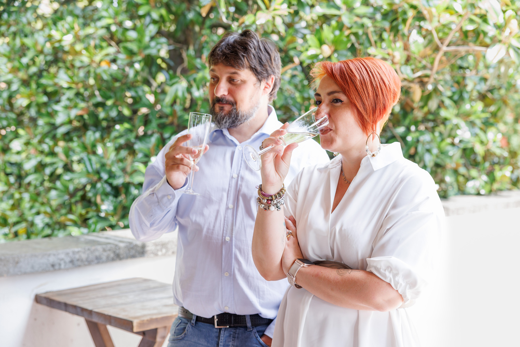 Uomo e donna bevono un bicchiere di vino all'aperto