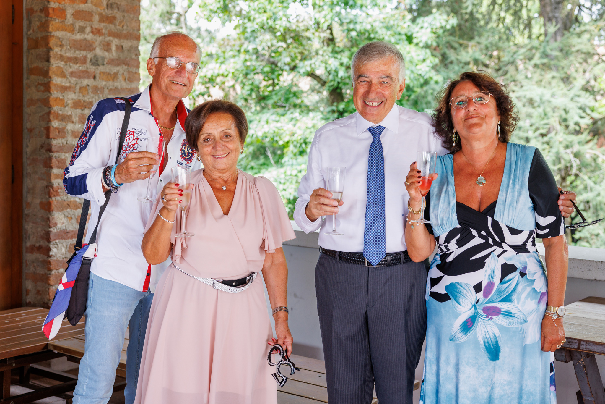 Marito e moglio che bevono insieme agli amici durante il loro anniversario