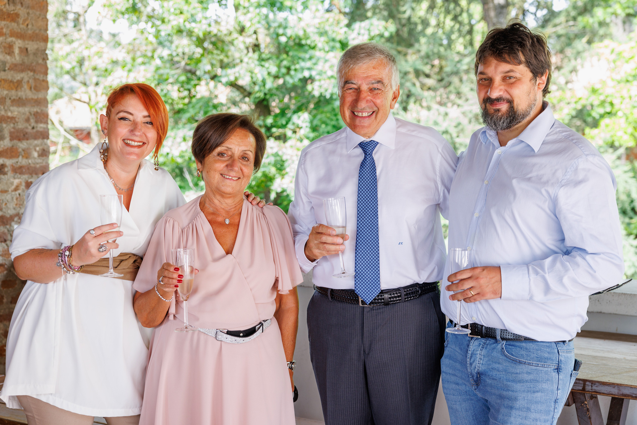 Marito e moglio che bevono insieme agli amici durante il loro anniversario