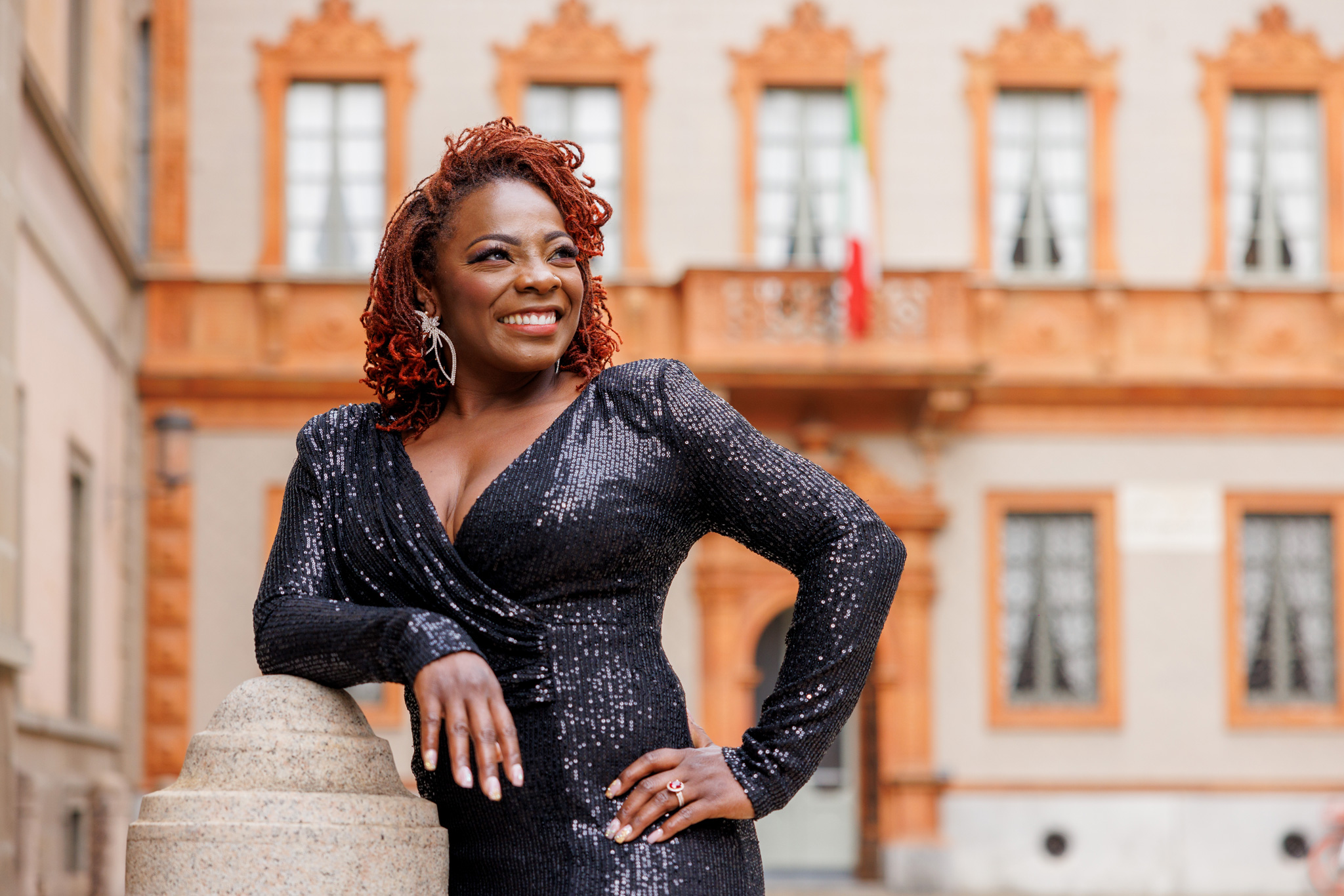 Donna in posa con vestito in esterno a Milano