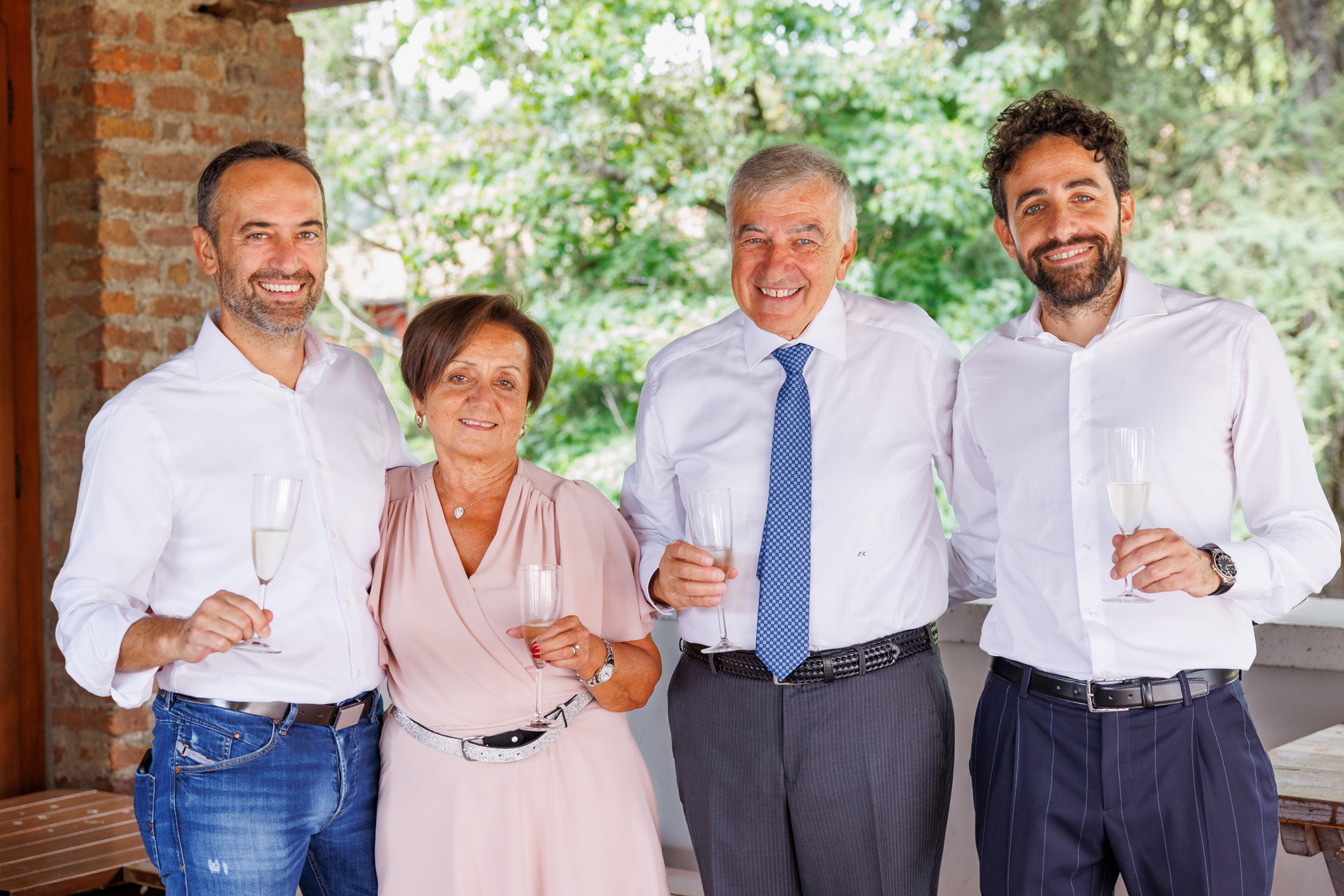 Marito e moglio che bevono insieme agli amici durante il loro anniversario