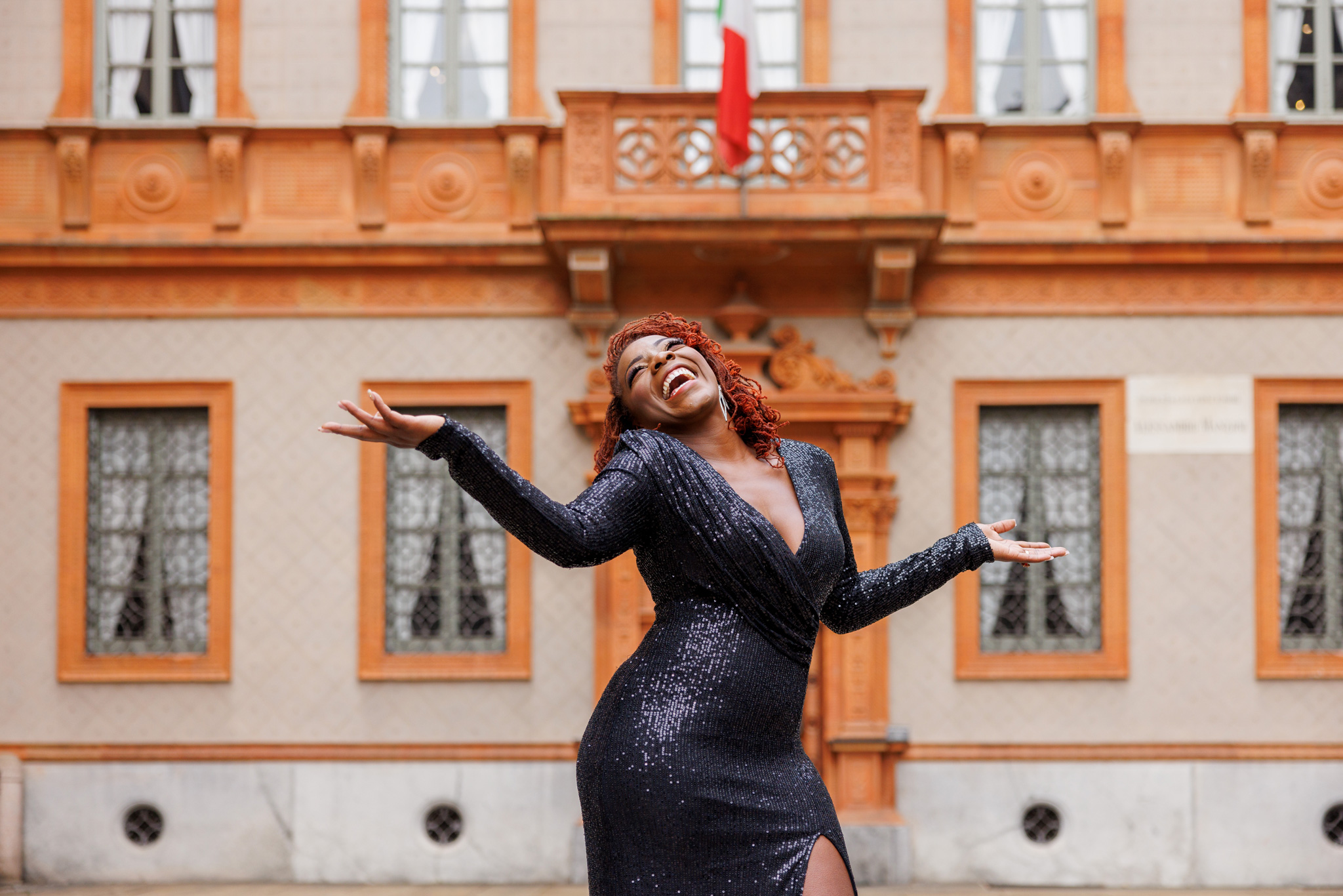 Donna in posa con vestito in esterno a Milano