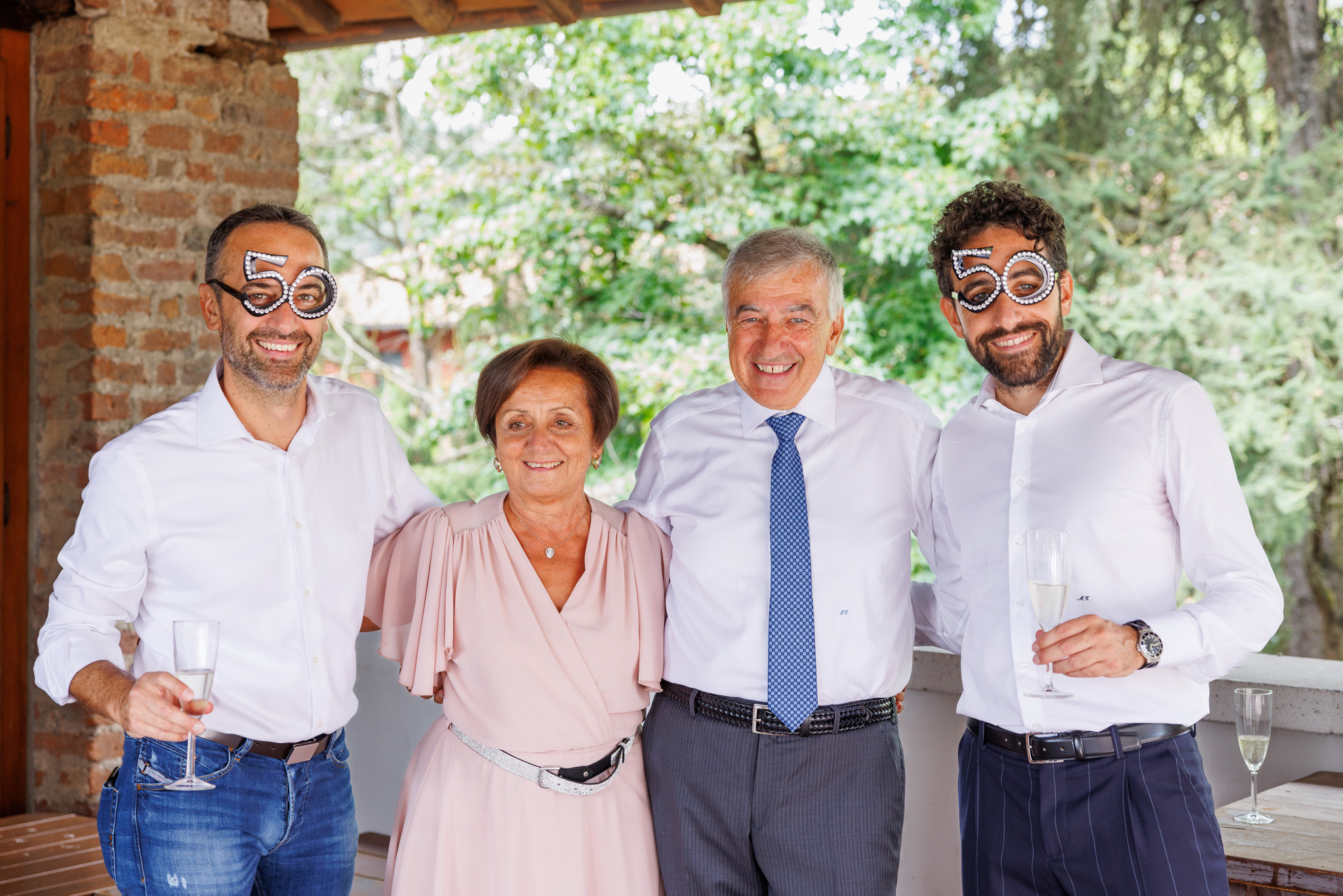 Marito e moglio che bevono insieme agli amici durante il loro anniversario