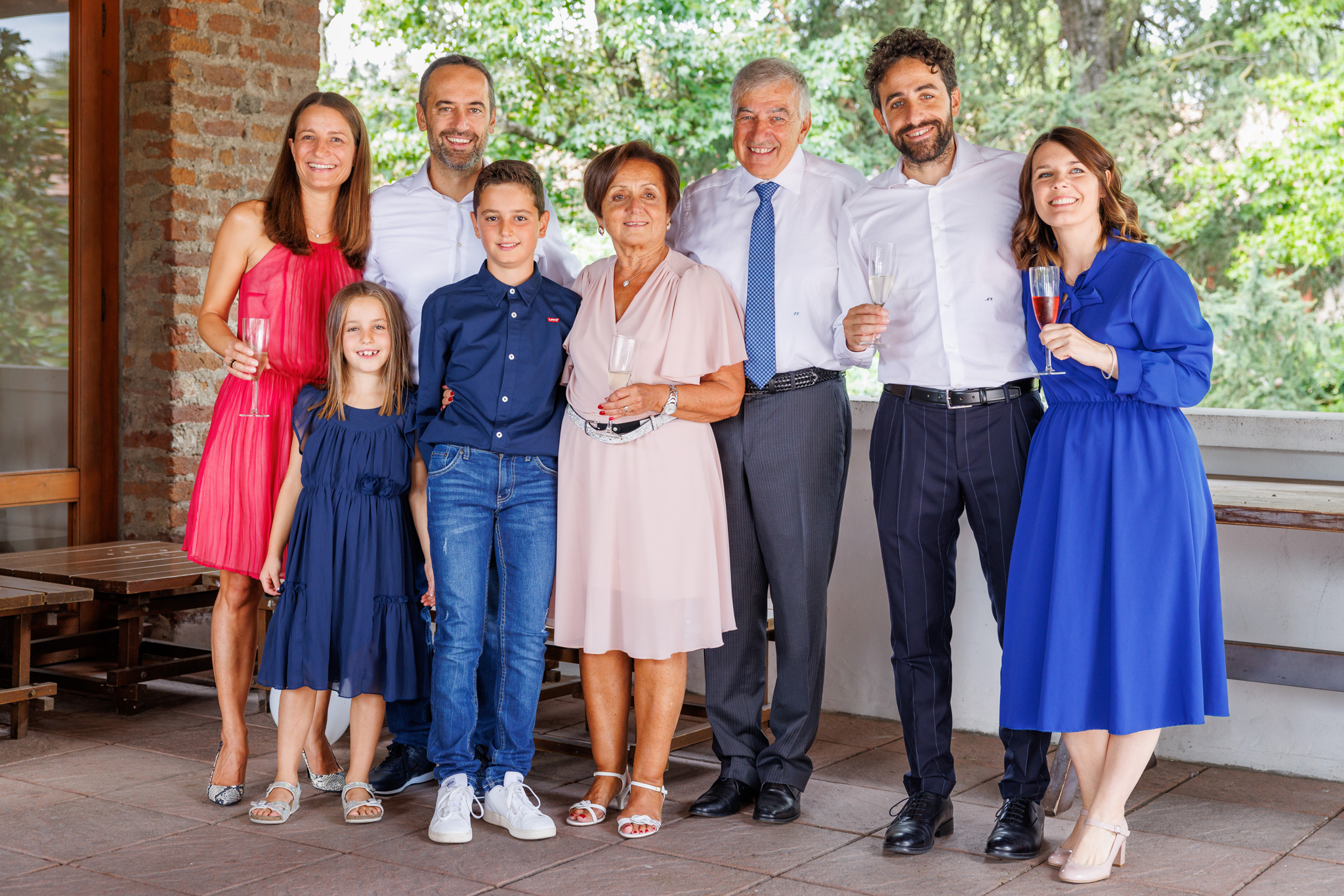 Marito e moglio che bevono insieme agli amici durante il loro anniversario