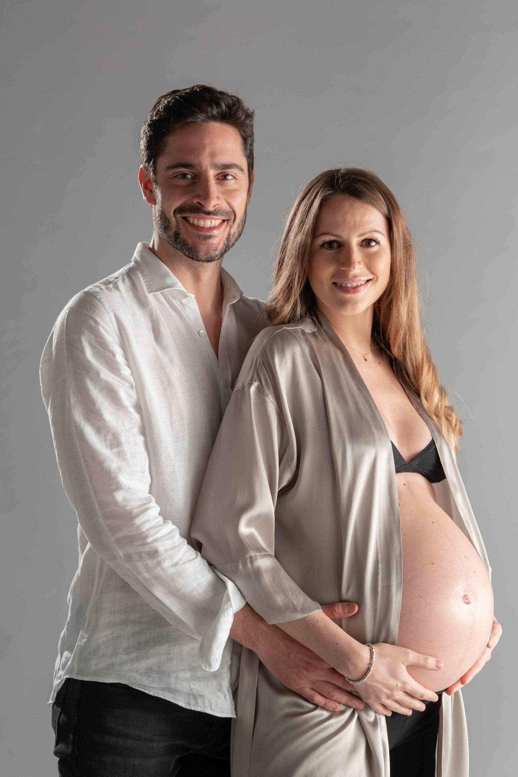 foto ritratto di maternità in studio coppia
