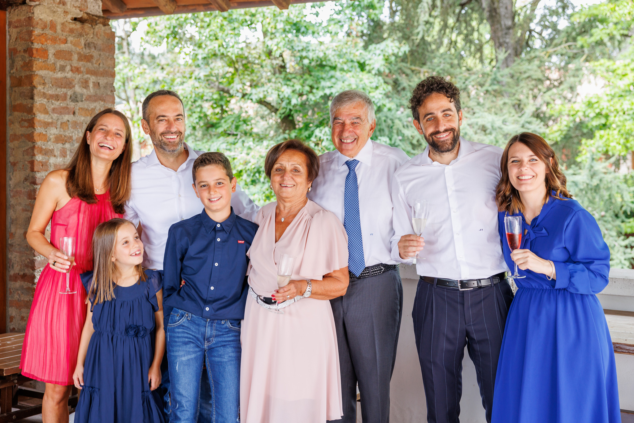 Marito e moglio che bevono insieme agli amici durante il loro anniversario