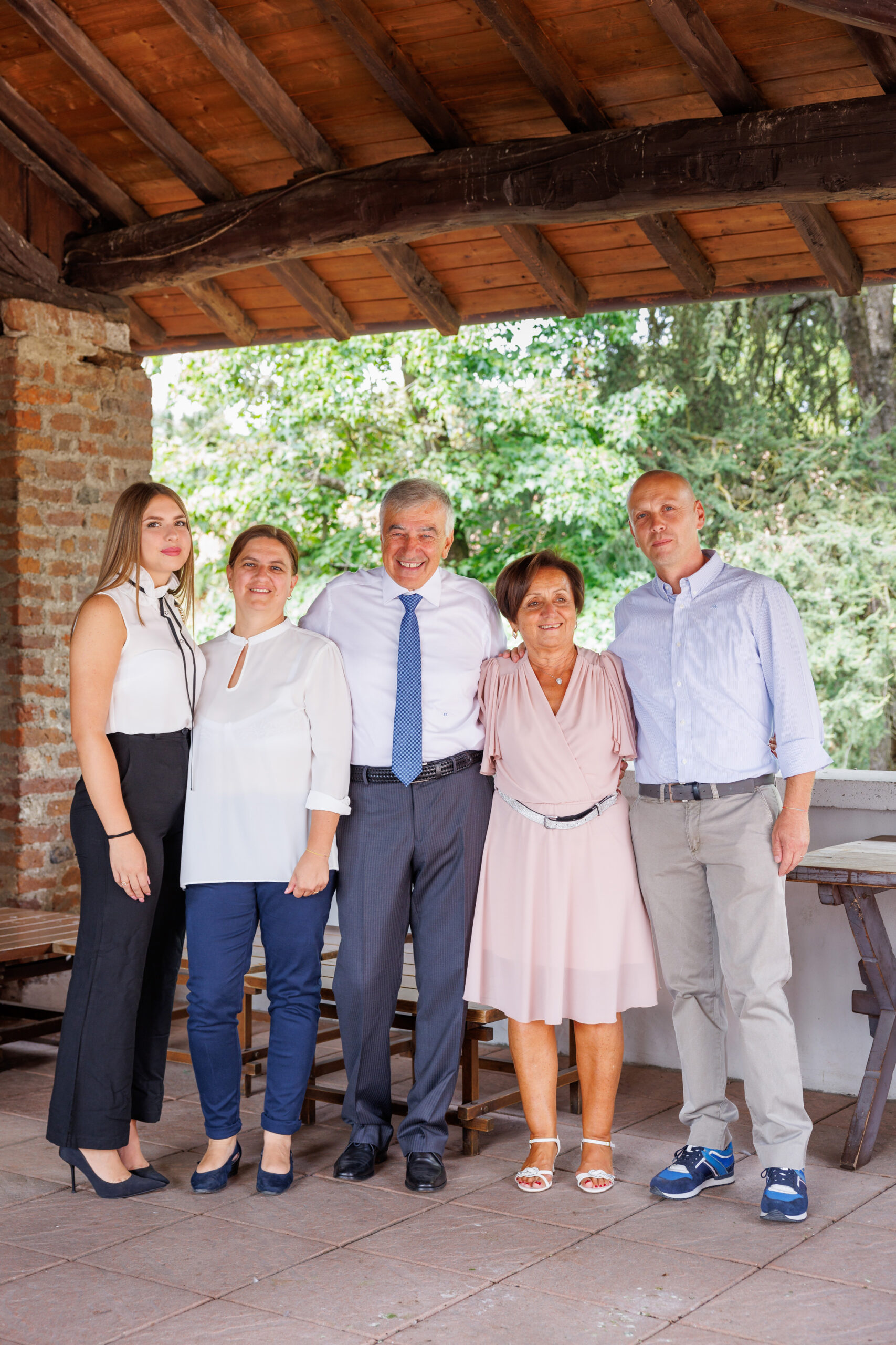 Famiglia in posa per foto in esterna