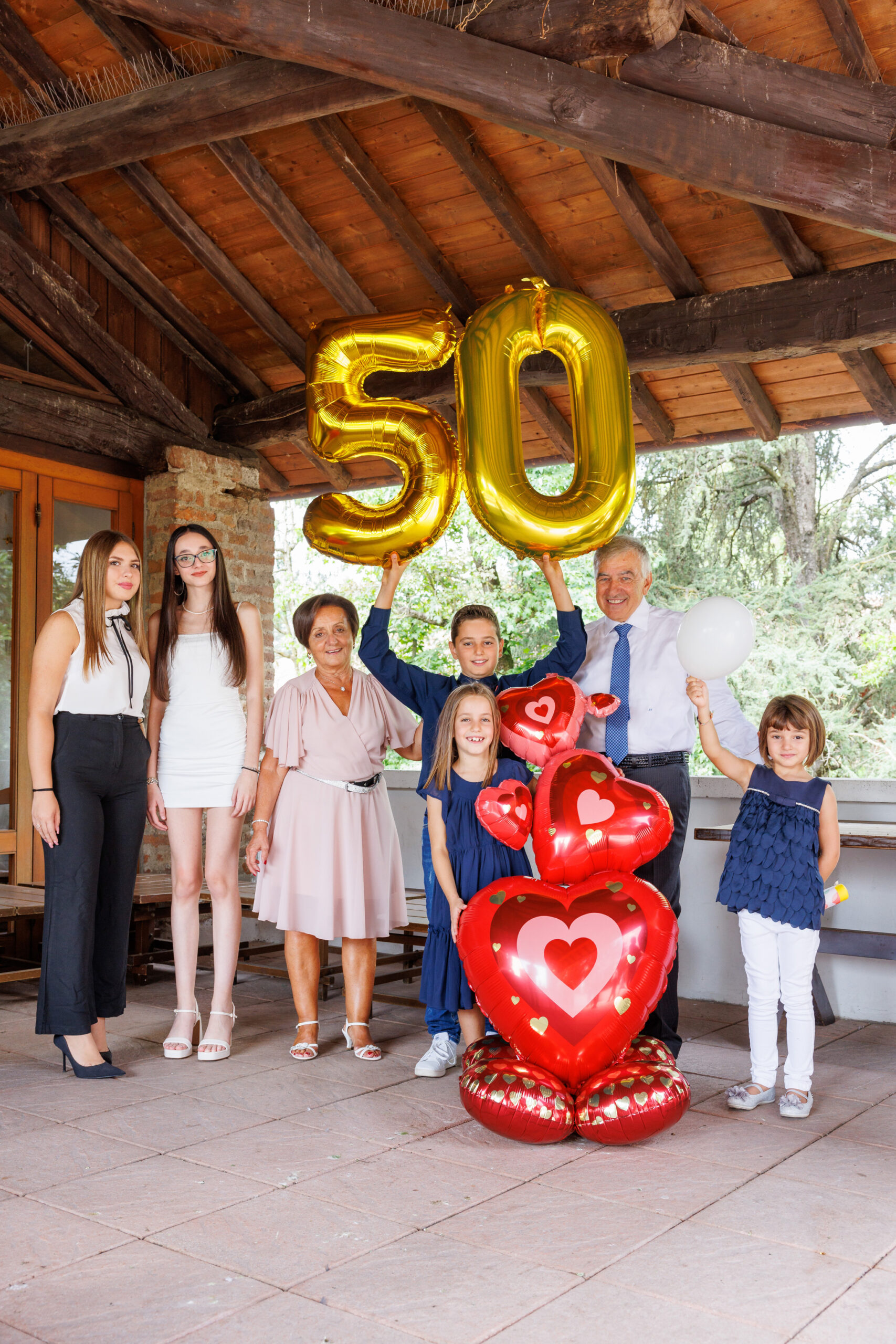 Foto di famiglia con decorazioni per cinquantesimo anniversario