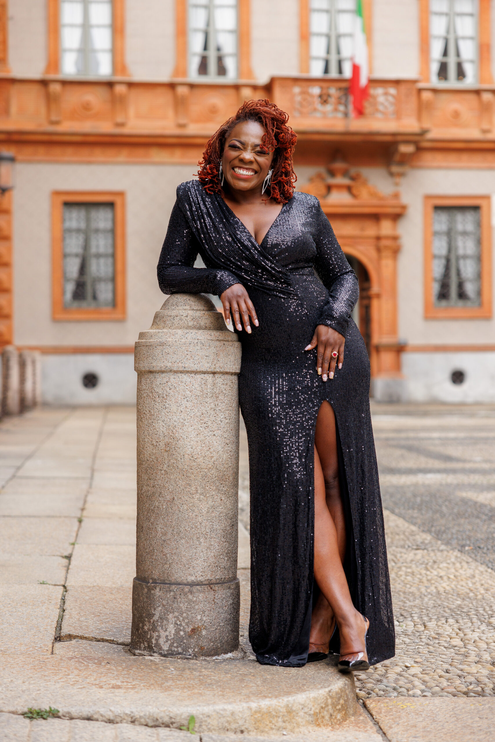 Donna in posa con vestito in esterno a Milano