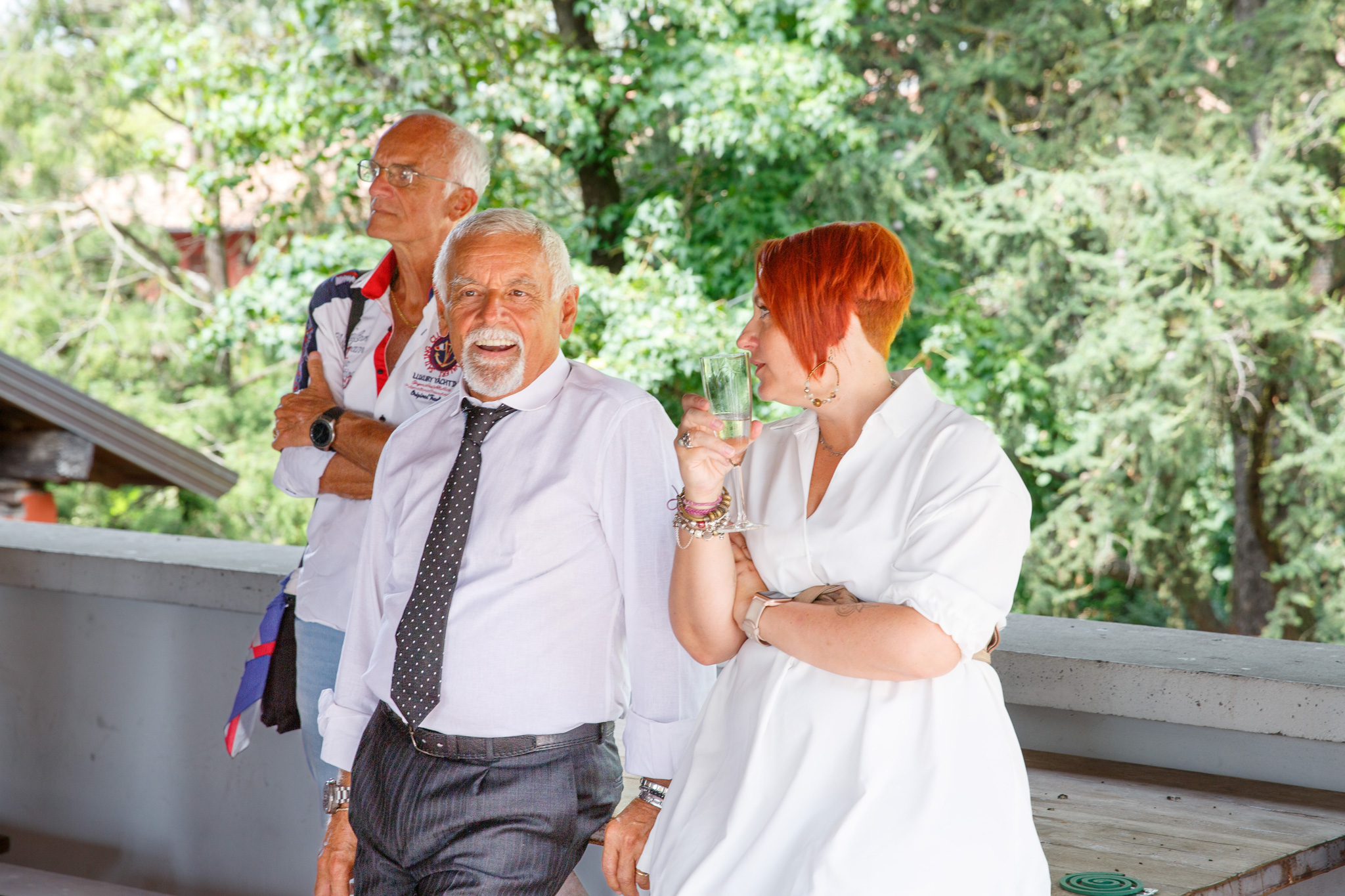Due amici che chiacchierano e bevono
