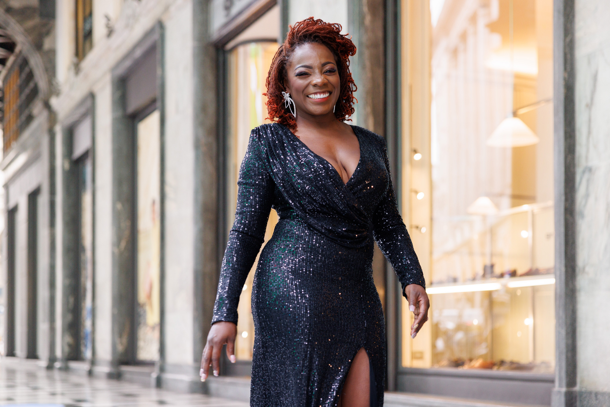 Donna in posa con vestito in esterno a Milano