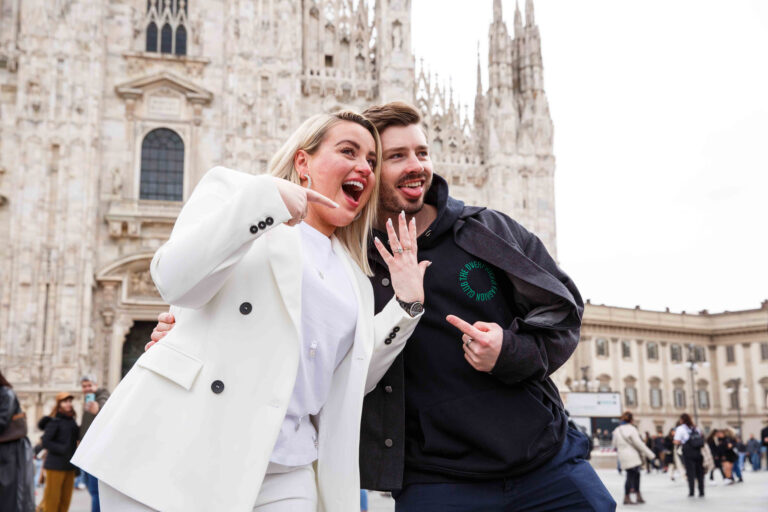 Coppia felice della proposta di matrimonio sotto al Duomo di Milano