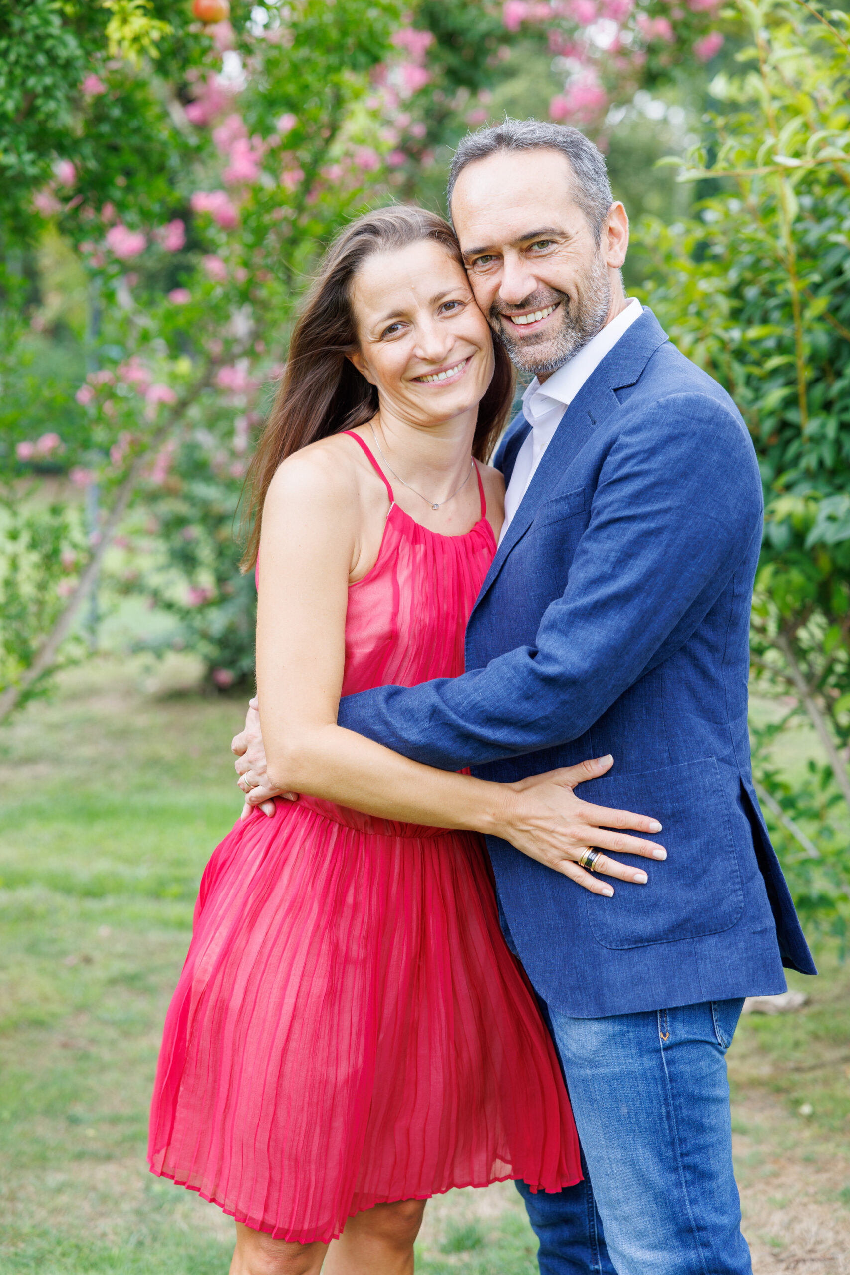 Ritratto di coppia felice in esterna