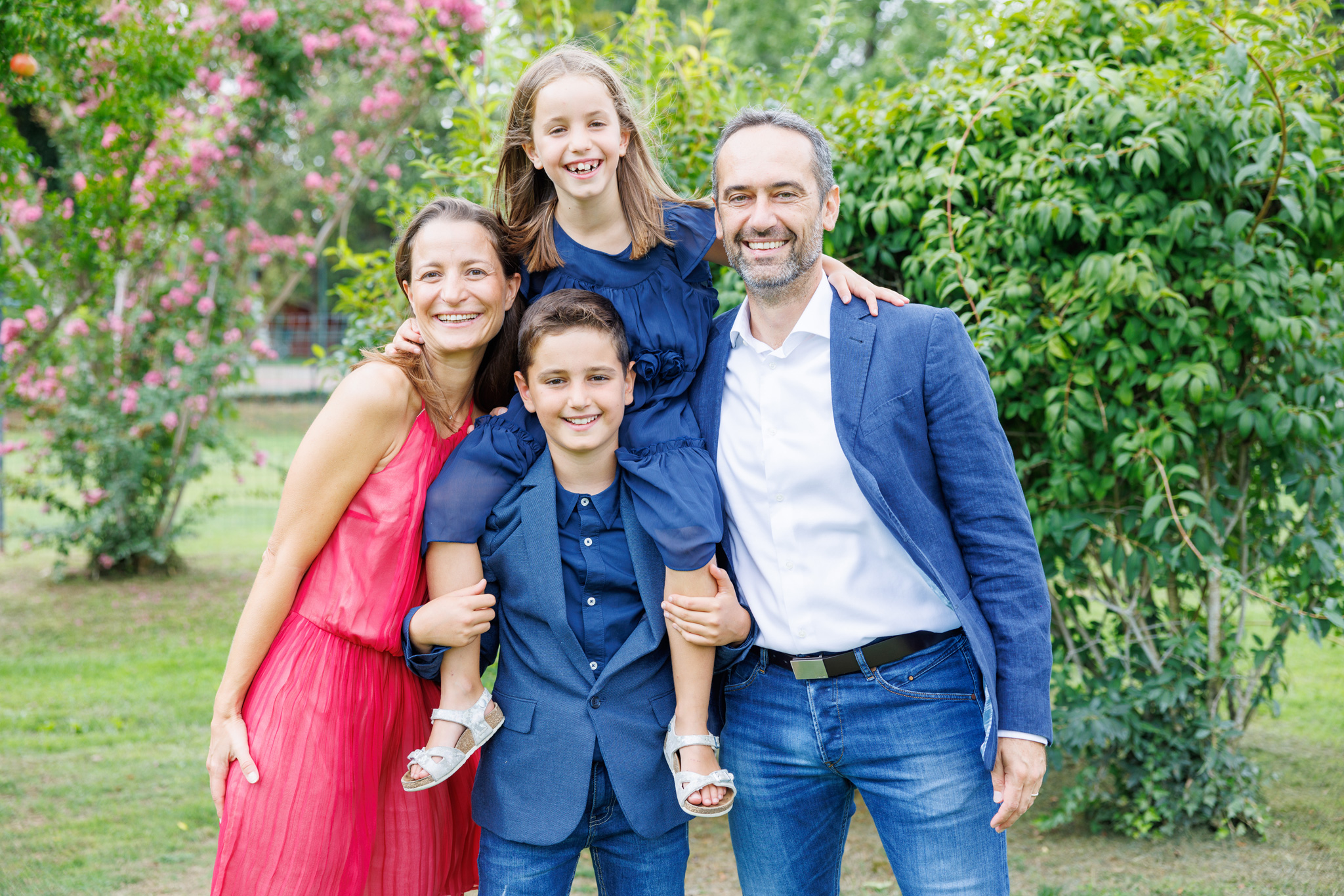 Ritratto di famiglia felice in esterna