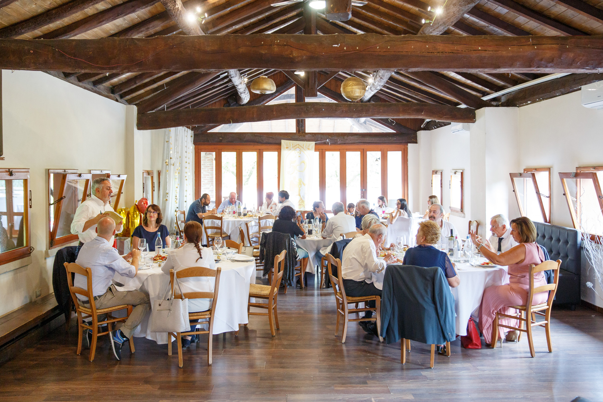 Sala pranzo con tavoli separati per evento