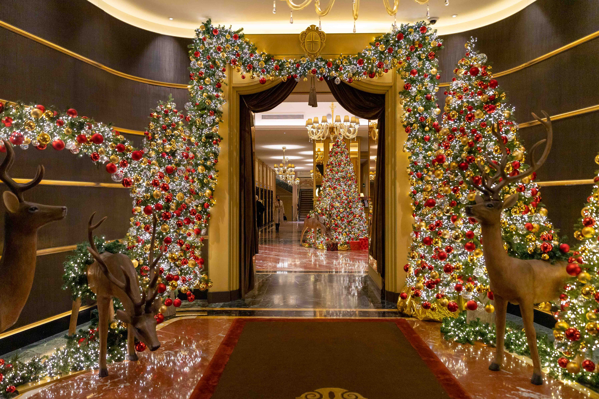 Foto entrata con decorazioni natalizie dell'hotel principe di savoia a Milano