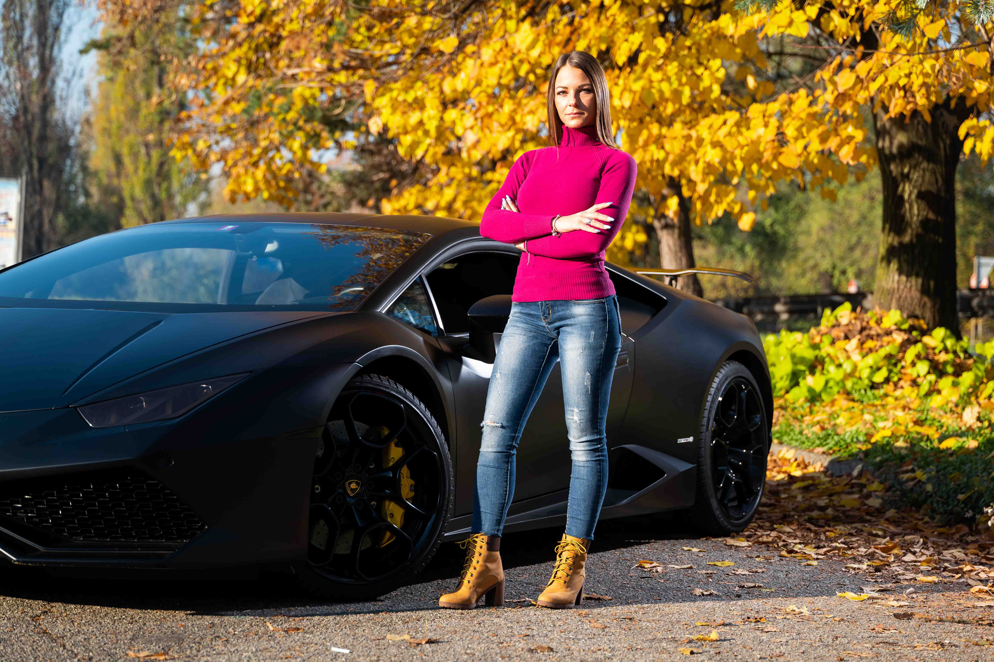 Donna insieme alla sua lamborghini in esterna
