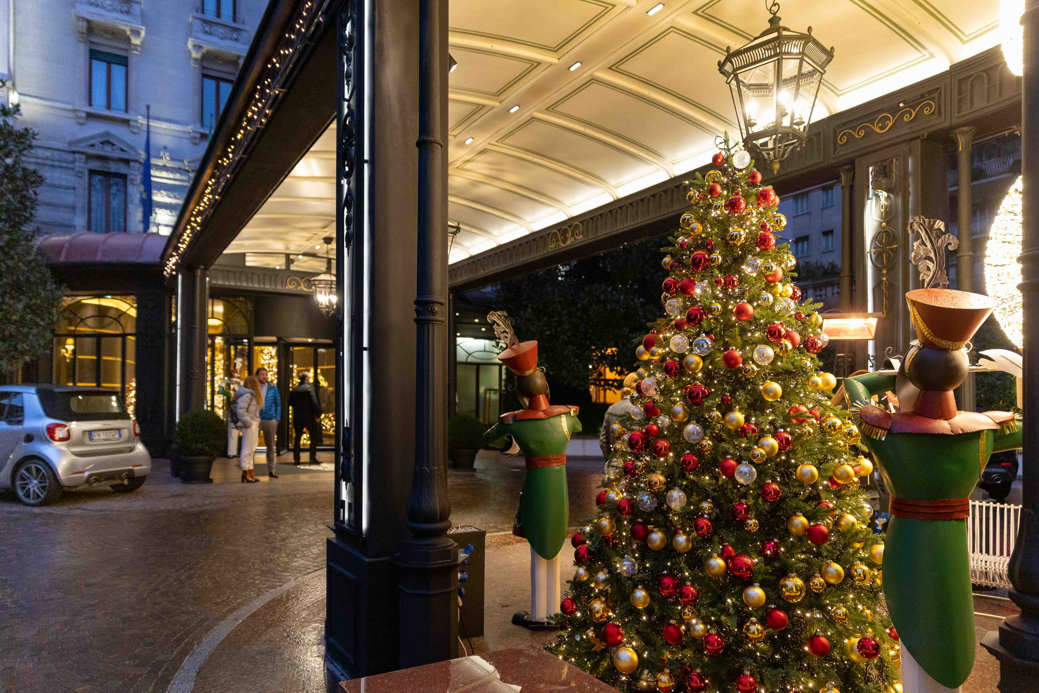 Foto entrata con decorazioni natalizie dell'hotel principe di savoia a Milano