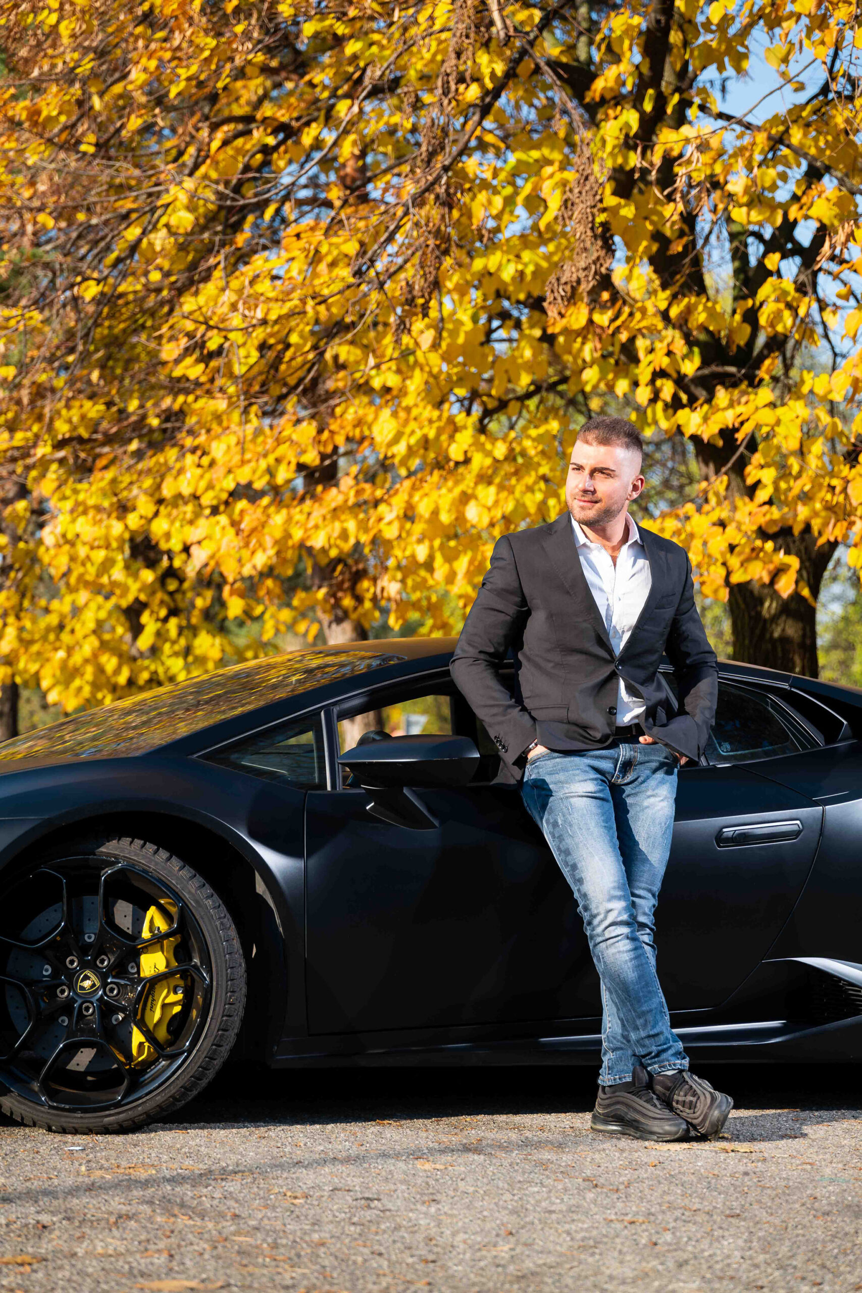 Uomo con lamborghini in esterna