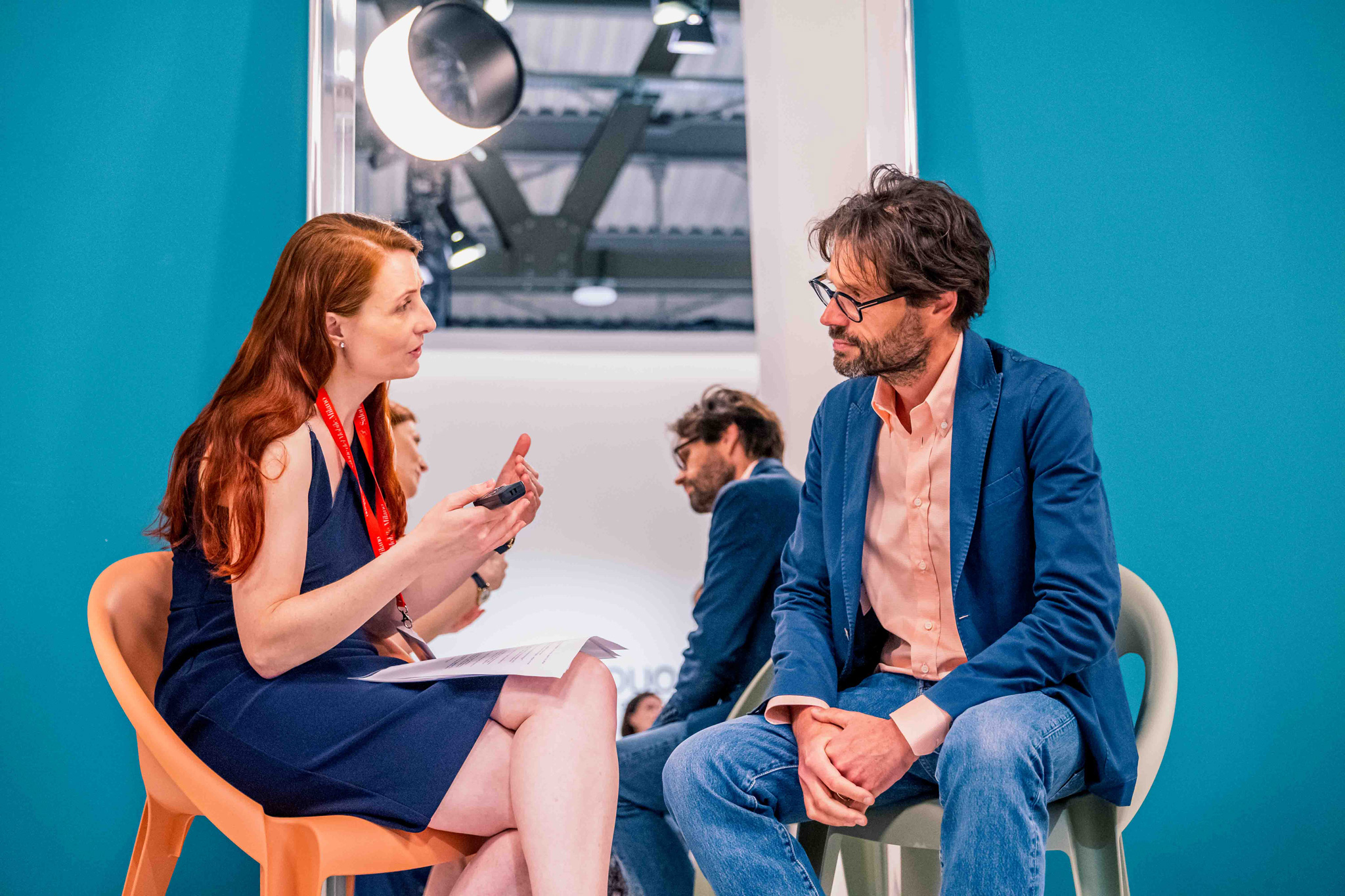 Giornalista intervista artista in stanza blu