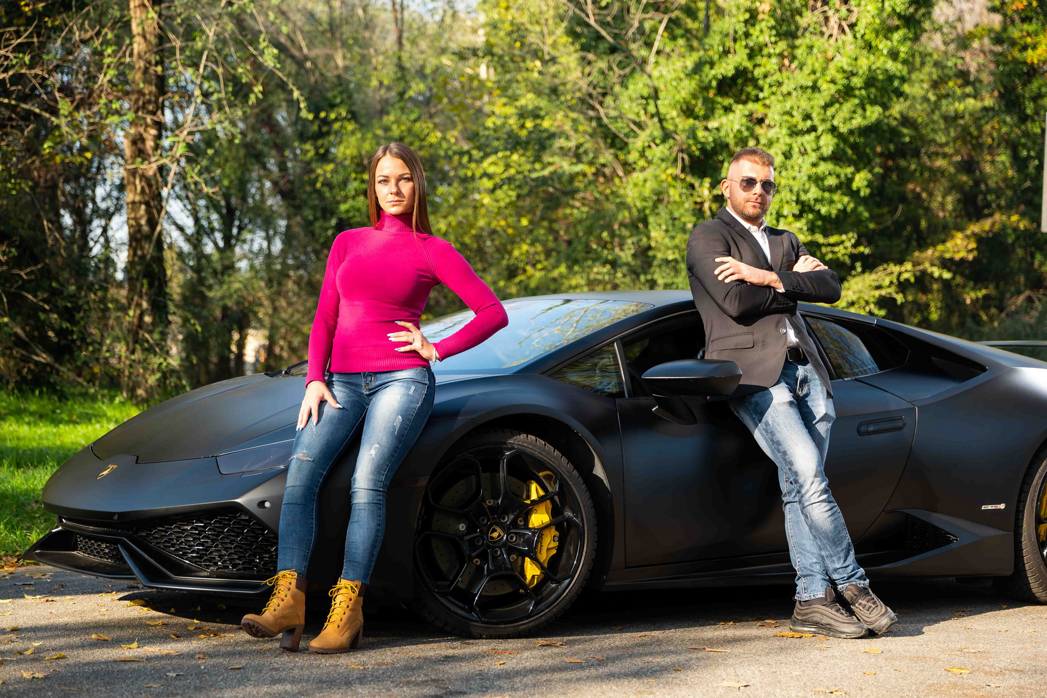 Donna e uomo con lamborghini in esterna