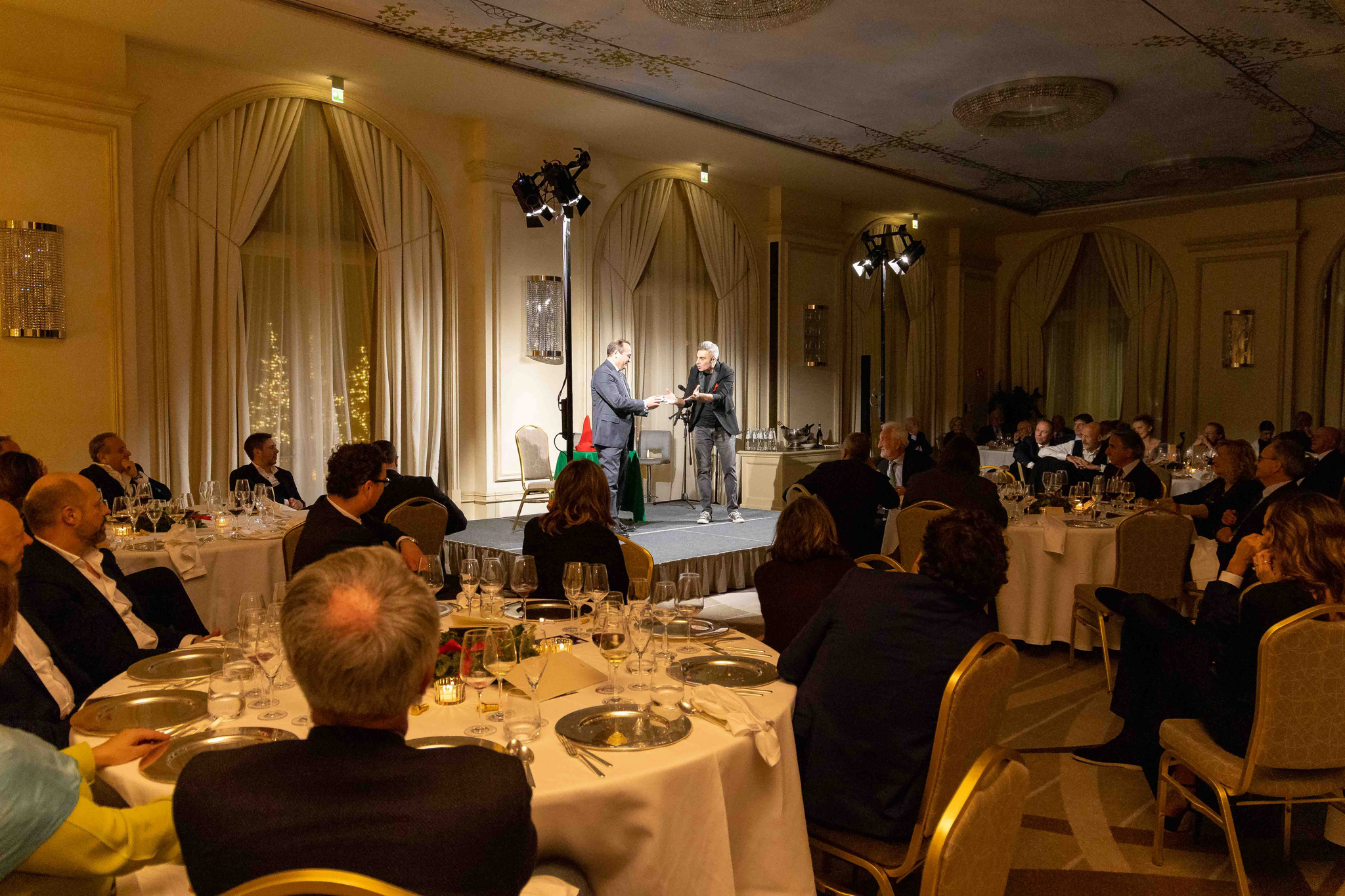 Panoramica dello spettacolo durante la cena all'hotel principe di savoia a Milano