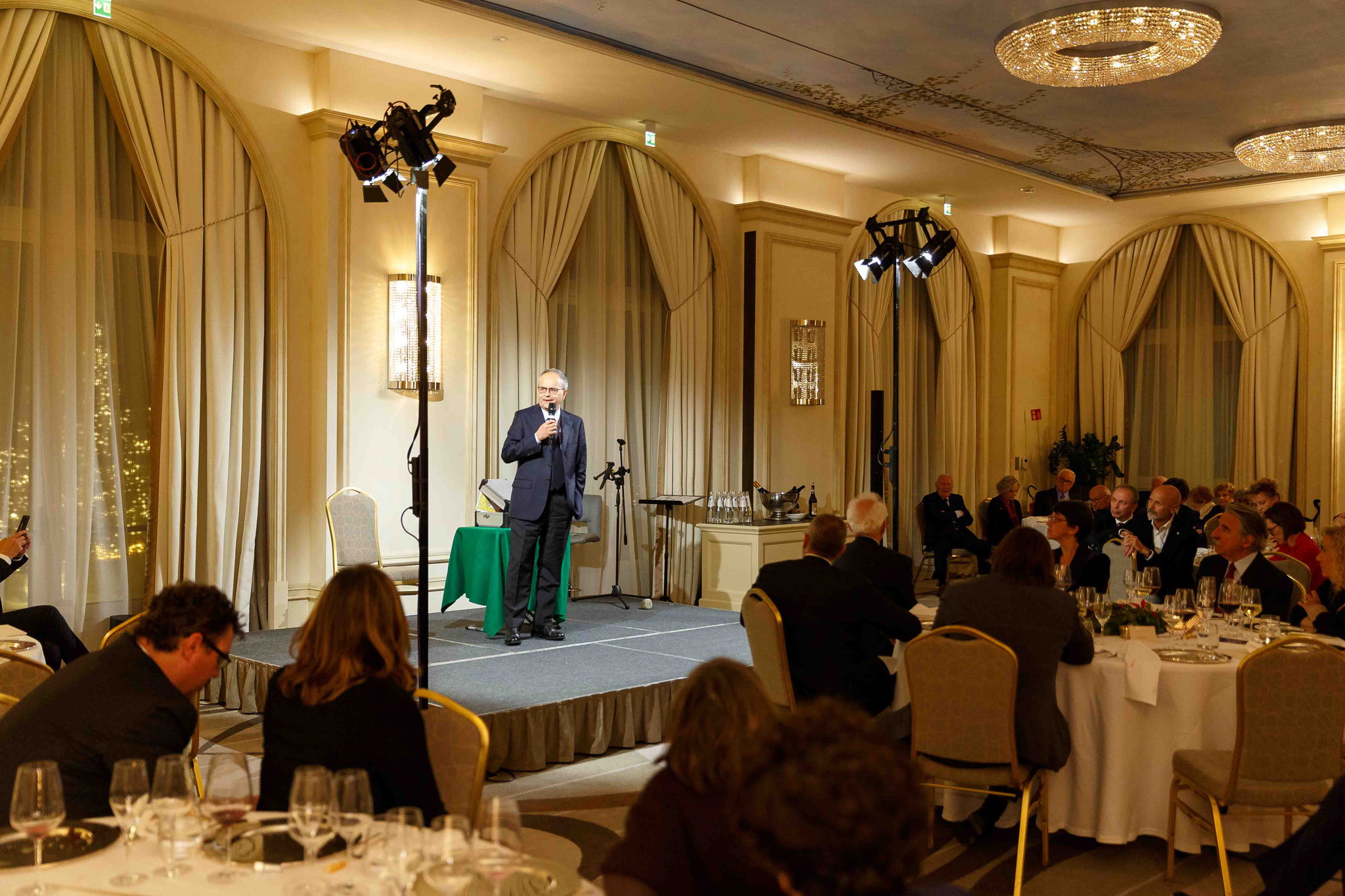 Panoramica della cena durante il discorso del CEO all'hotel principe di savoia