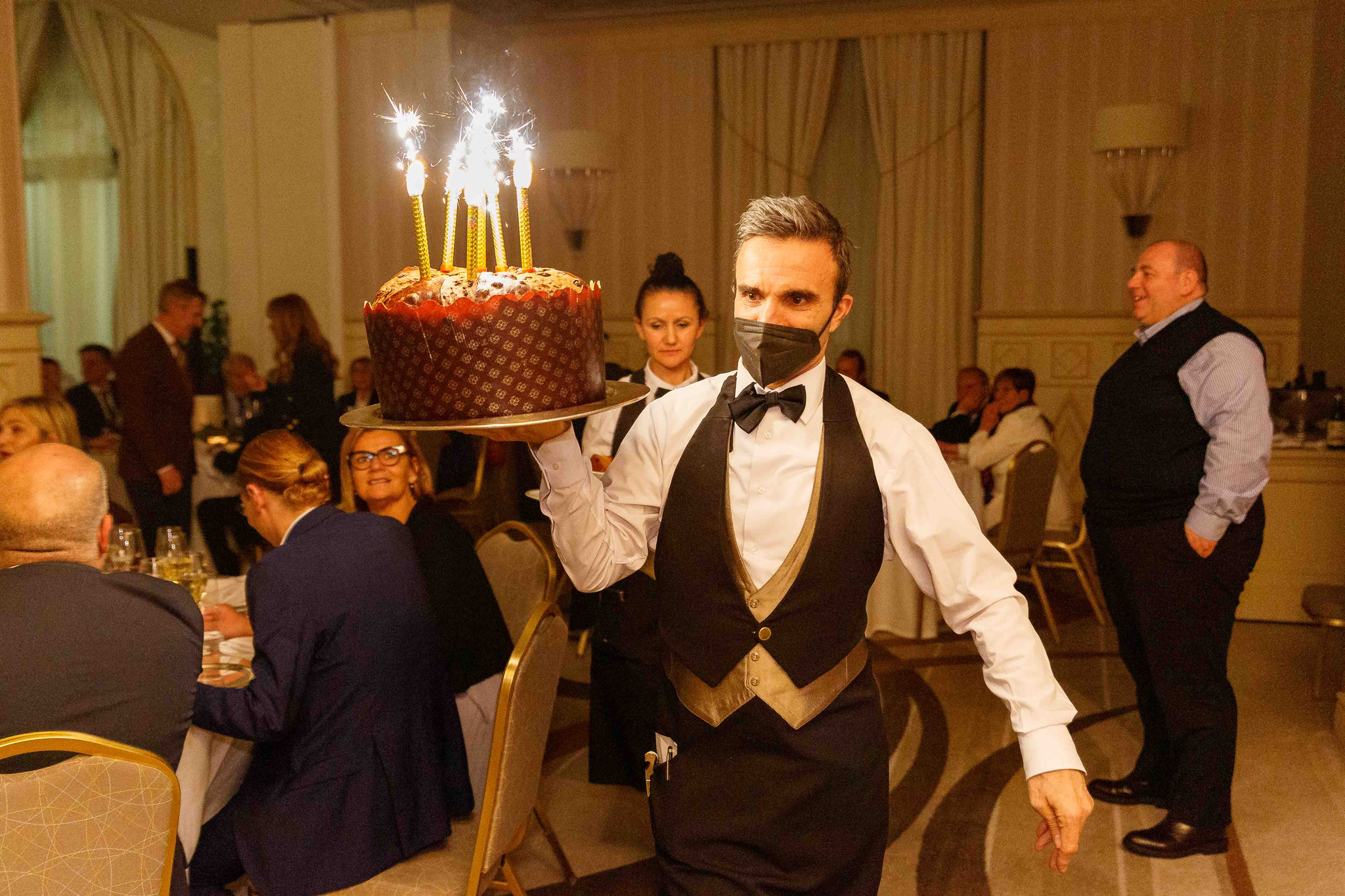 Cameriere dell'hotel principe di savoia porta una torta con le candeline