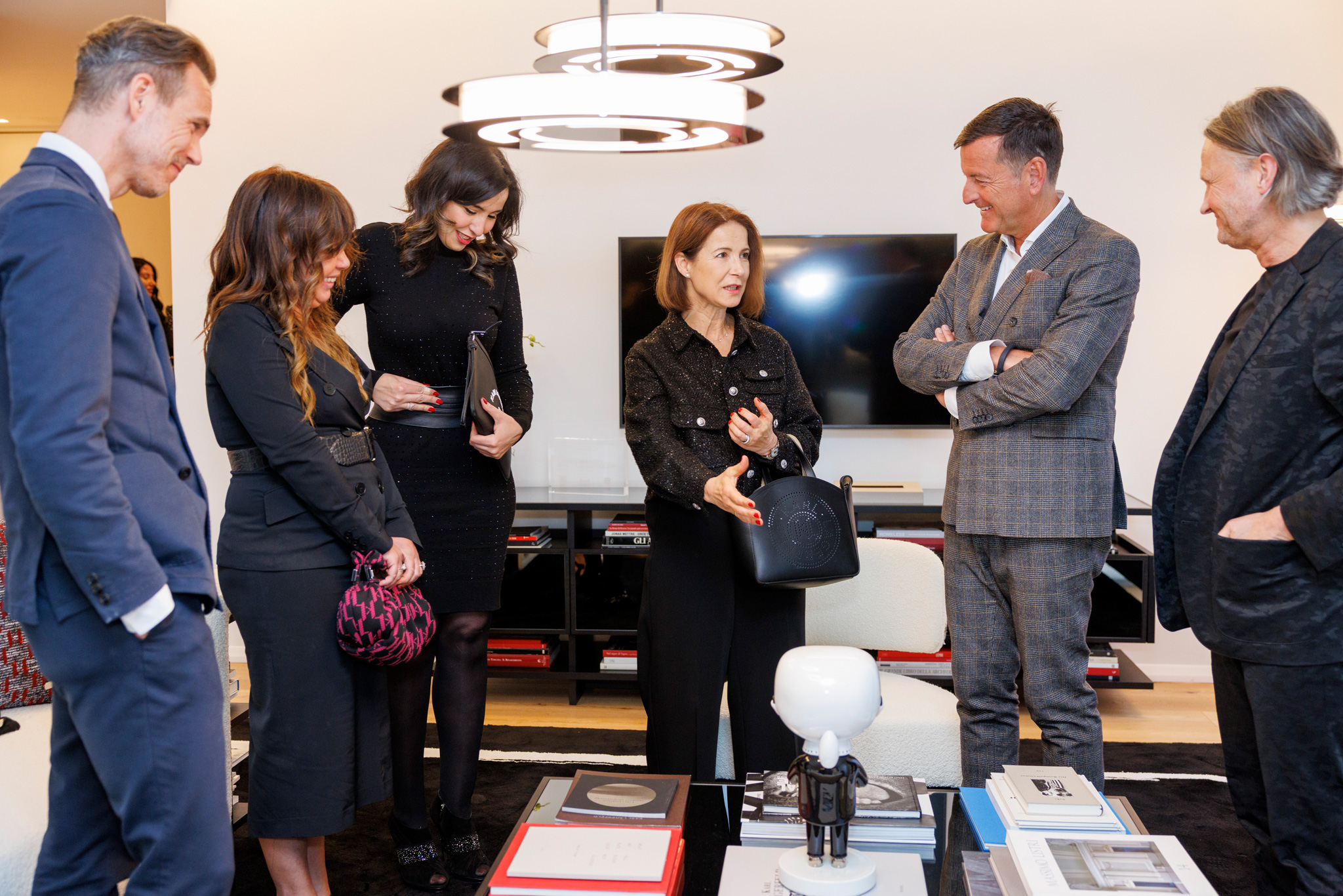 partecipanti che guardano l'esposizione dell'evento karl lagerfeld