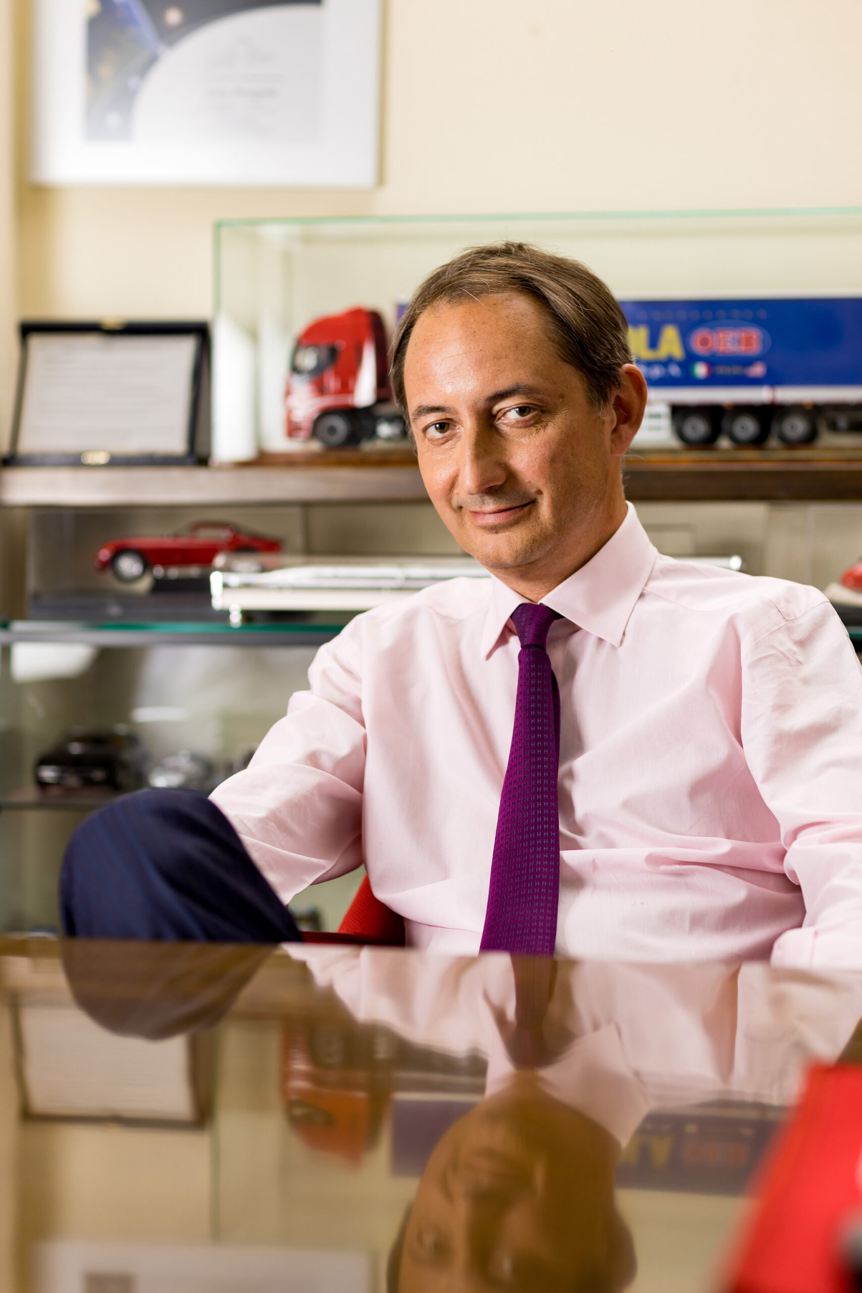 Ritratto di Jody Brugola seduto nel suo ufficio