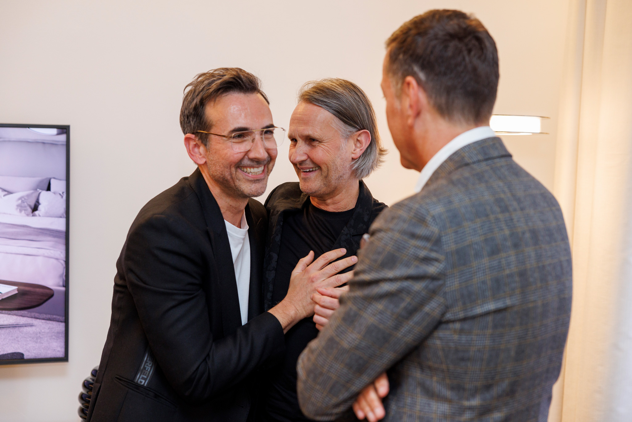 partecipanti che conversano all'evento karl lagerfeld