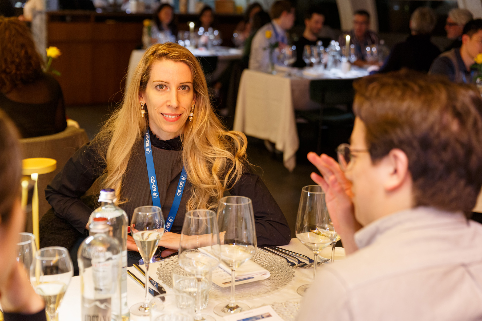 foto di partecipanti all'evento EuroQol che mangiano in un ristorante a Milano