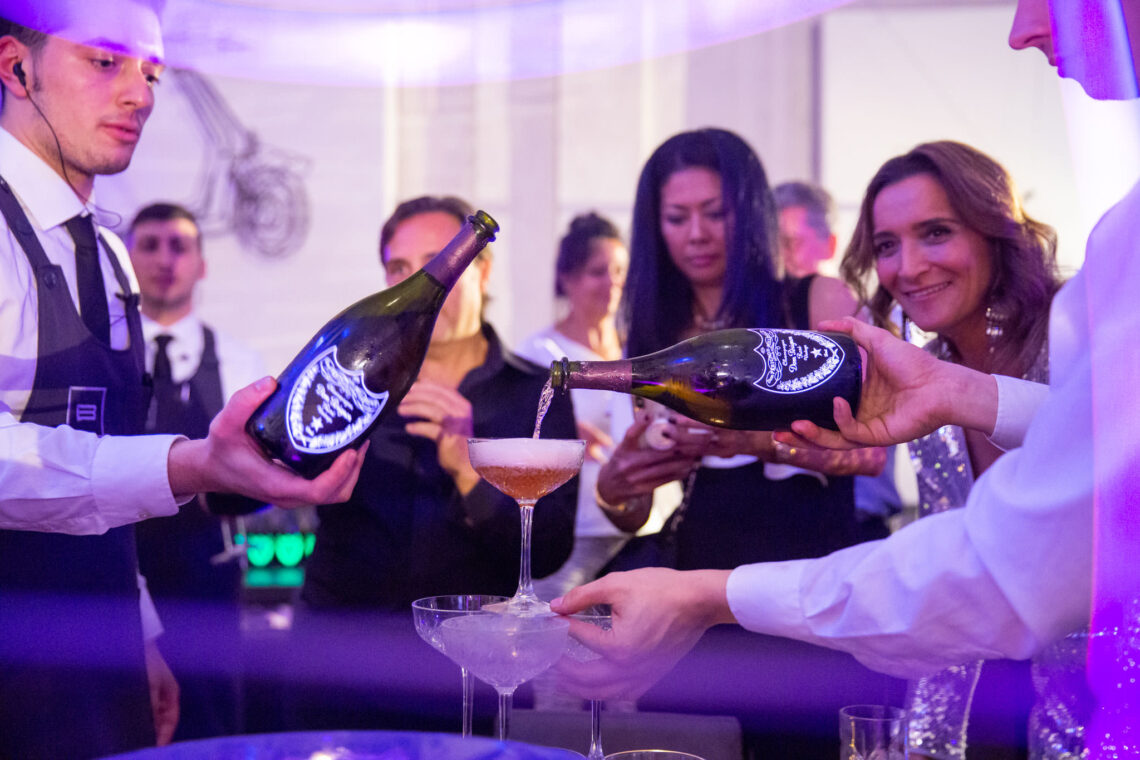 Fotografo di una festa con champagne a Milano