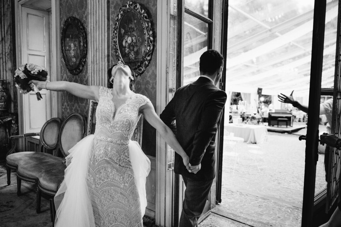 001-Servizi-Fotografici-per-matrimoni-Alessandro-Della-Savia Ingresso in sala degli sposi