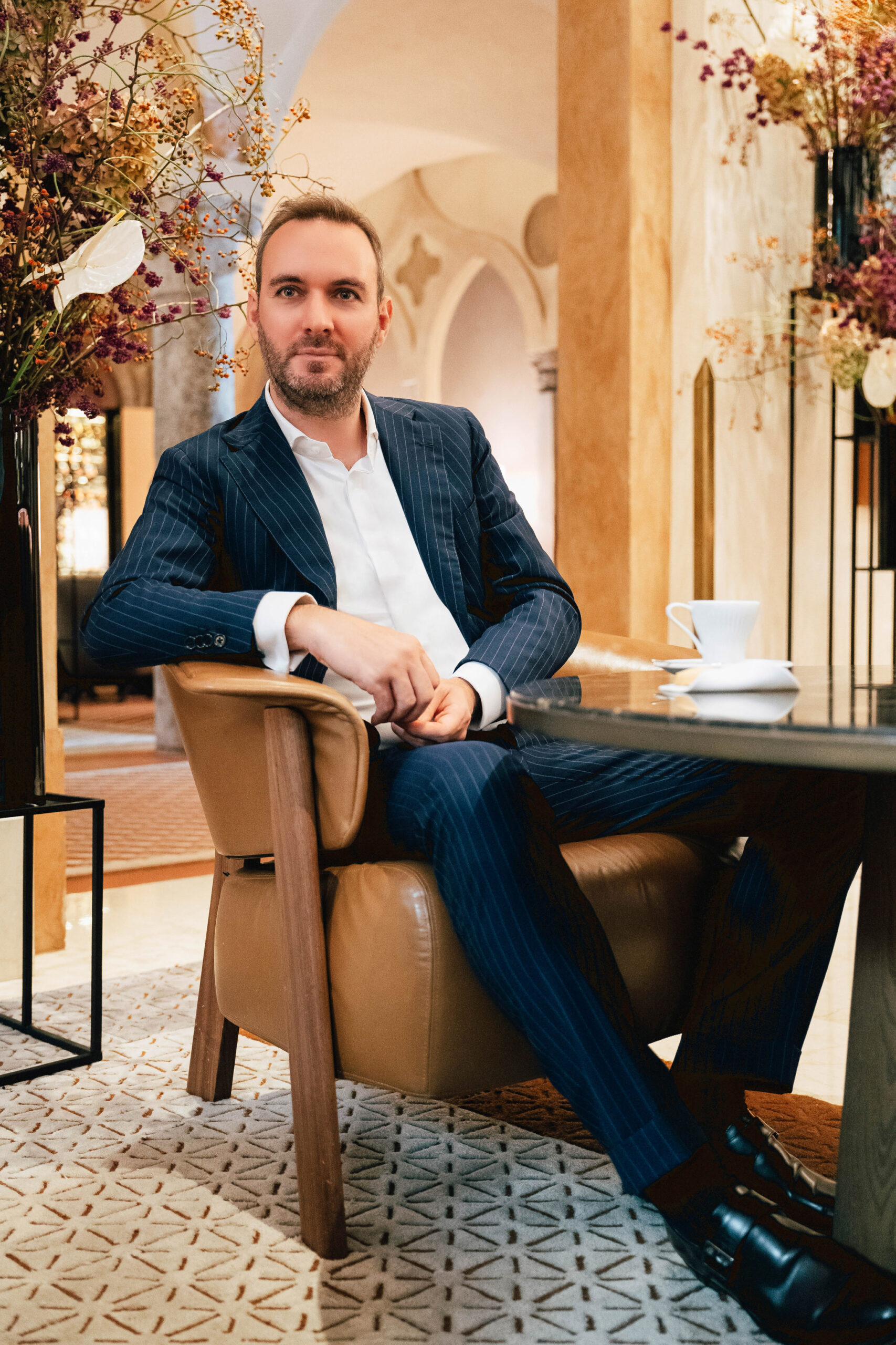 Ritratto professionale ambientato business di un uomo d'affari a Milano