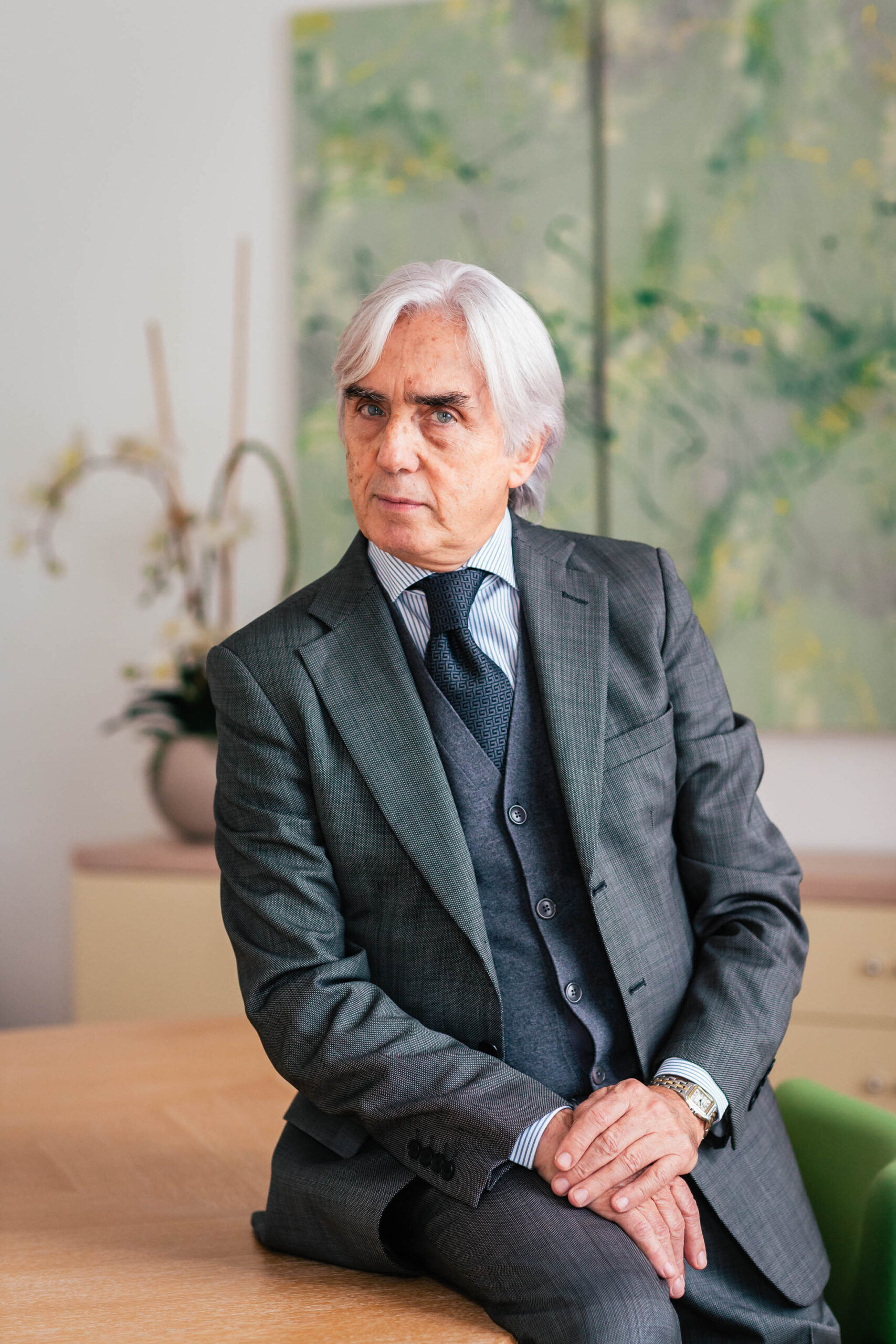 Foto corporate di un dirigente in sala riunioni con luce morbida, ritratto business ambientato per profilo professionale