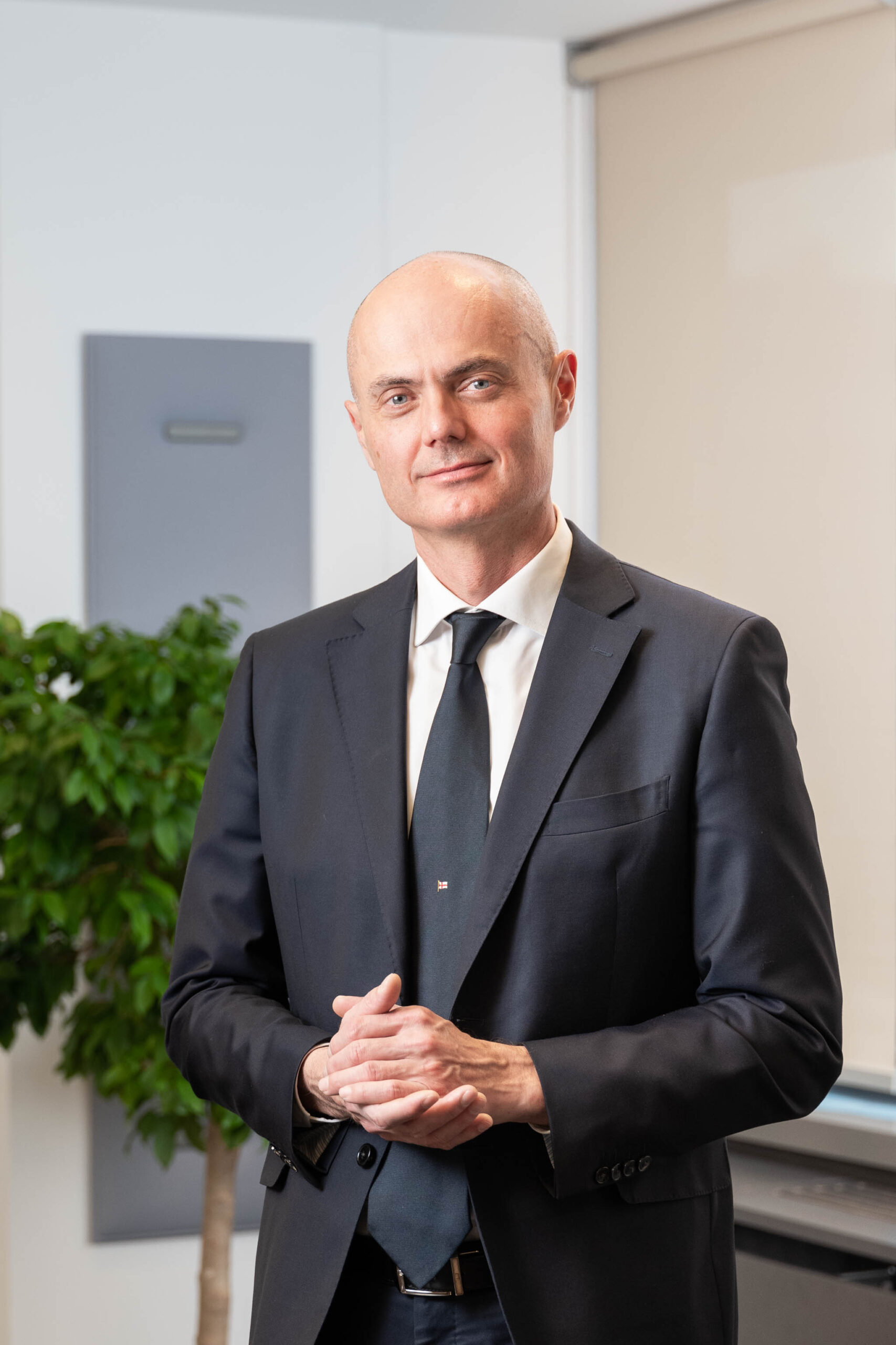 Professionista ritratto nel suo ufficio, ritratto business ambientato con atmosfera dinamica e contemporanea