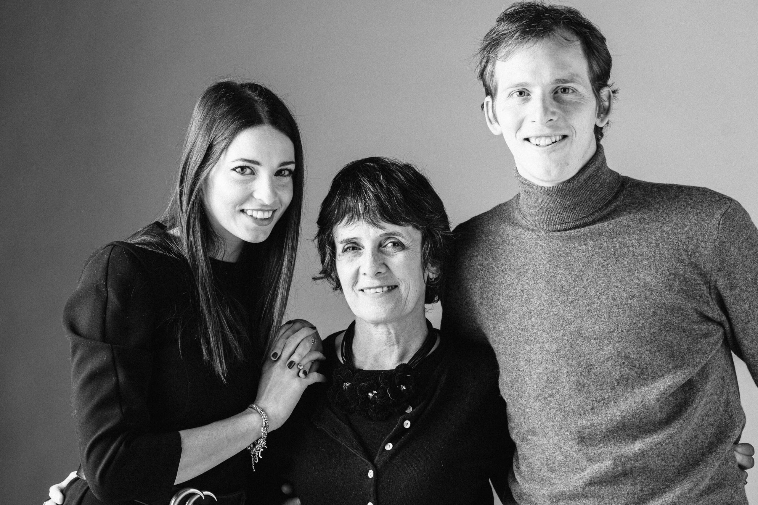 DSV-231216-0437 due fratelli in bianco e nero con la mamma