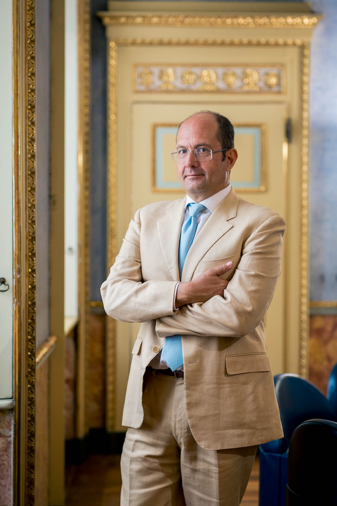 Ritratto in interni per professionista Milano dimora esclusiva interior design fotografo Milano