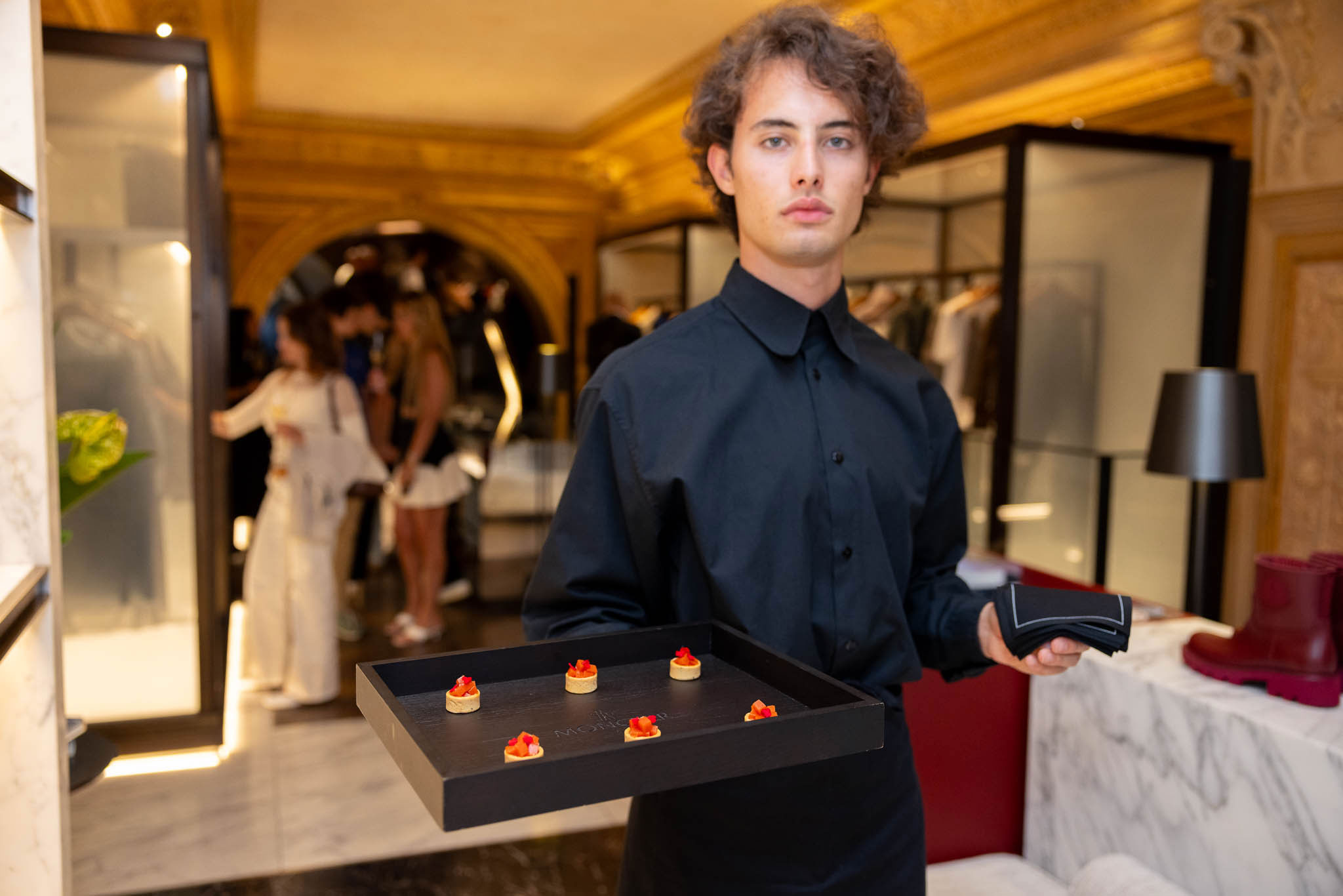 Moncler evento esclusivo Galleria Milano party