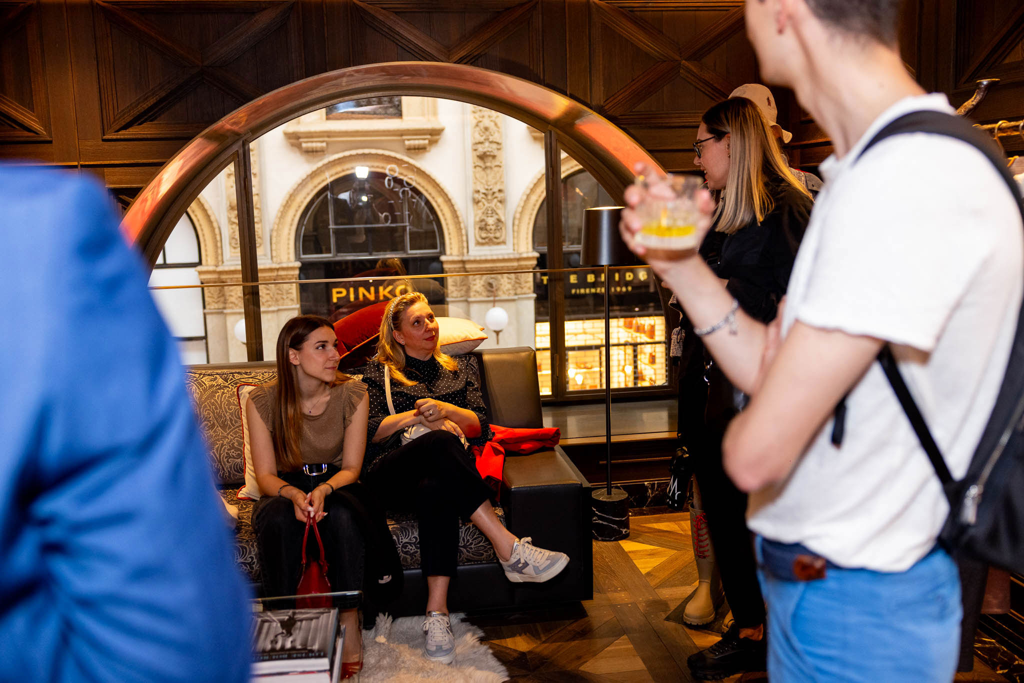 Moncler evento esclusivo Galleria Milano party