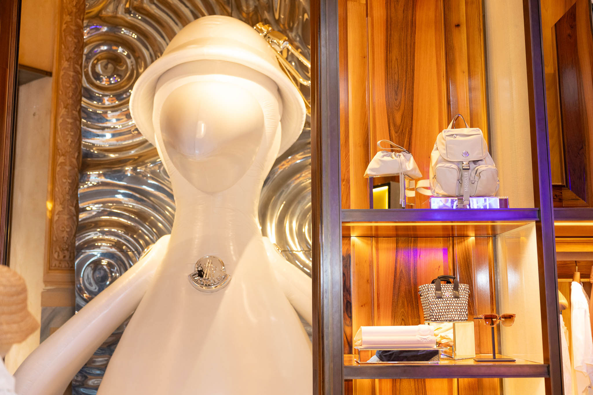 Moncler evento esclusivo Galleria Milano party